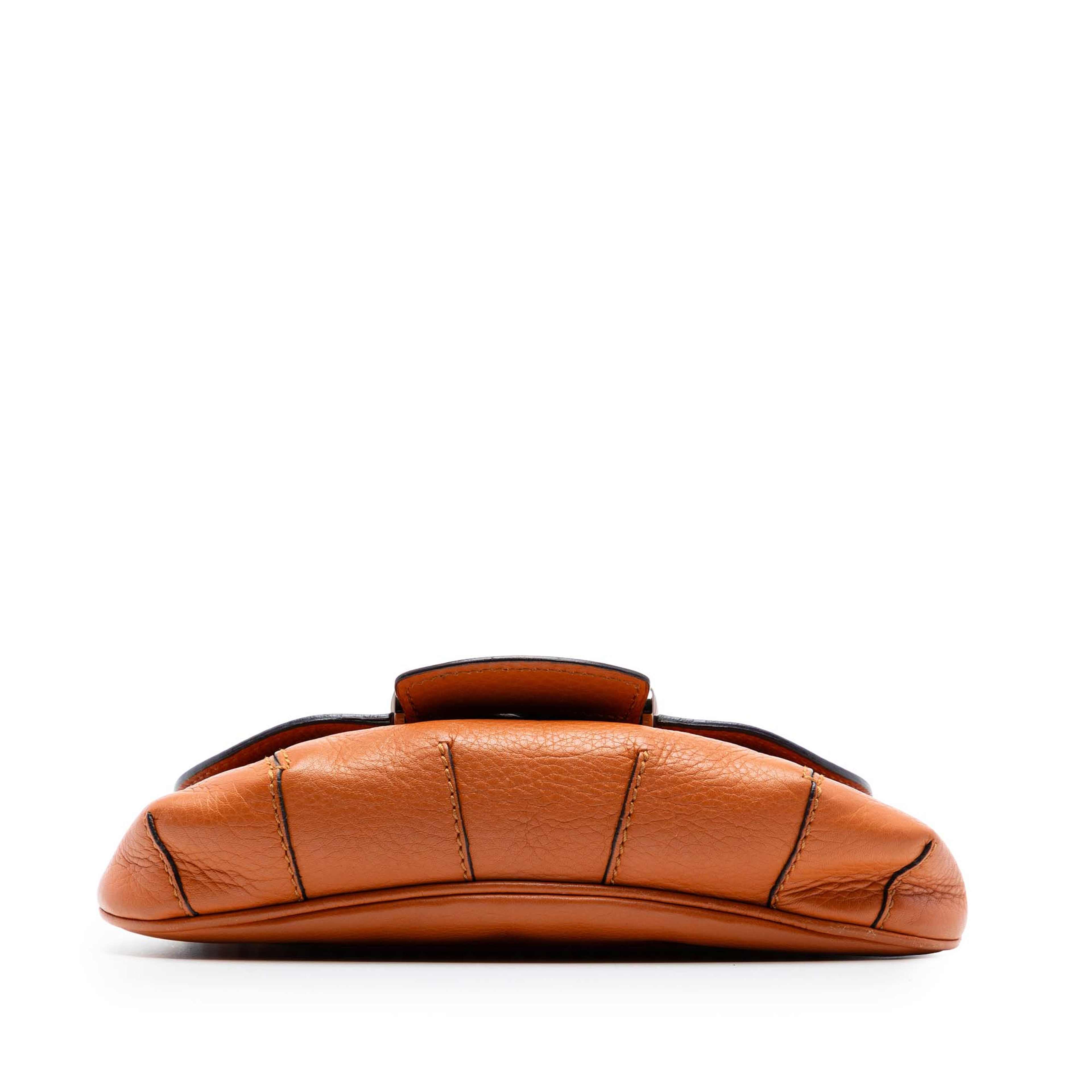 Gucci Small Leather Bamboo Nouveau Fringe Crossbody, från Luxclusif, i färgen orange. Klicka för att öppna bilden i stort format