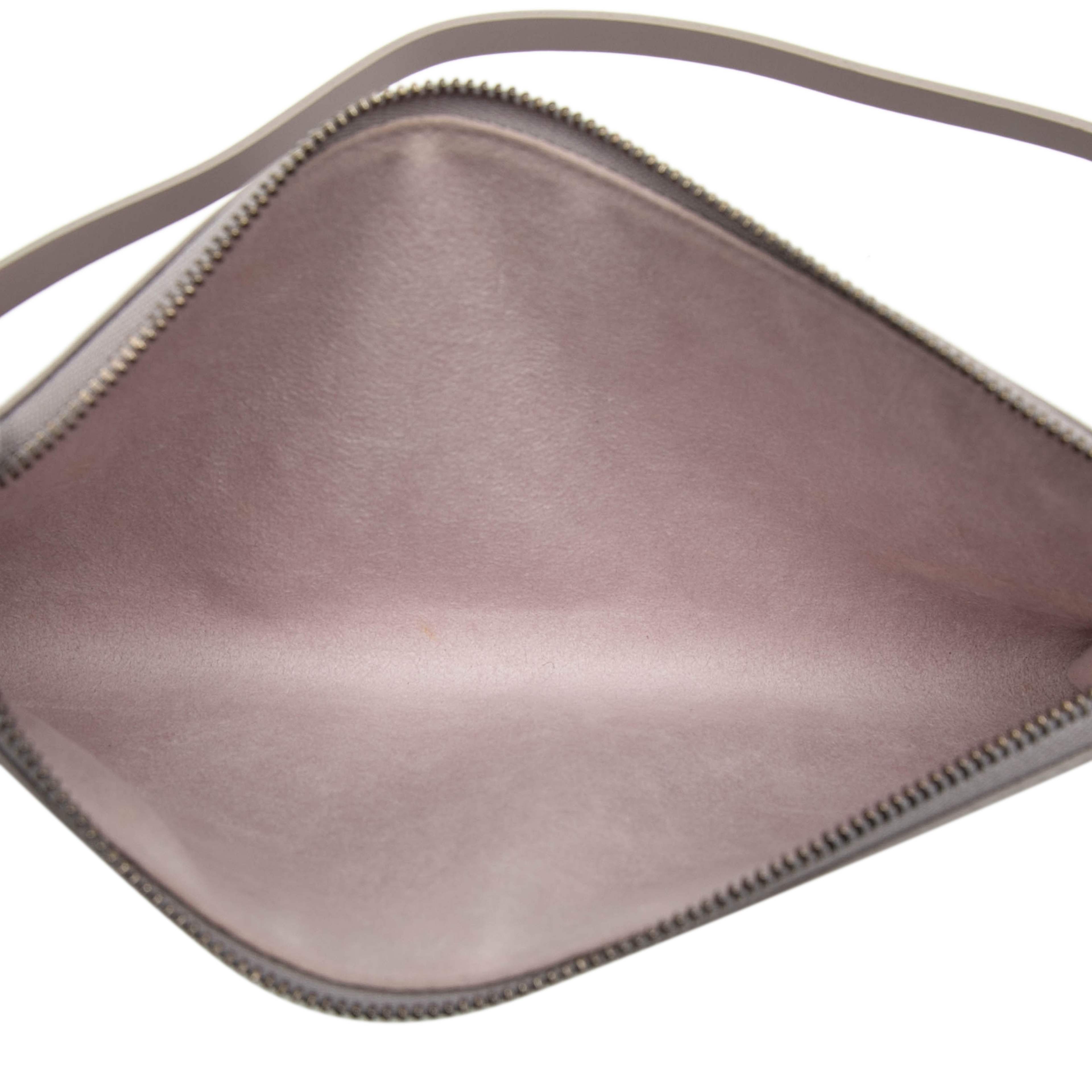 Louis Vuitton Epi Pochette Accessoires, från Luxclusif, i färgen lilac. Klicka för att öppna bilden i stort format