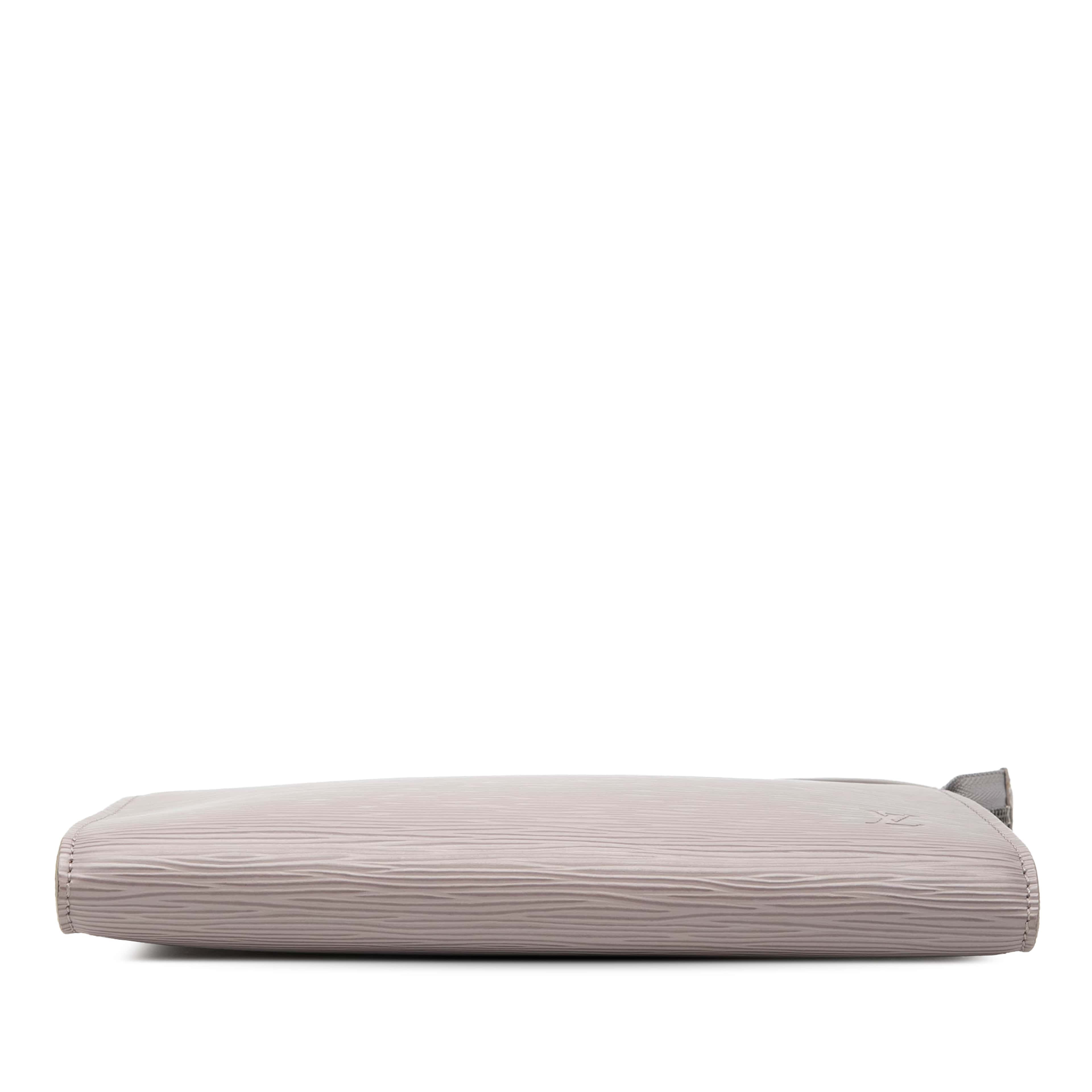 Louis Vuitton Epi Pochette Accessoires, från Luxclusif, i färgen lilac. Klicka för att öppna bilden i stort format