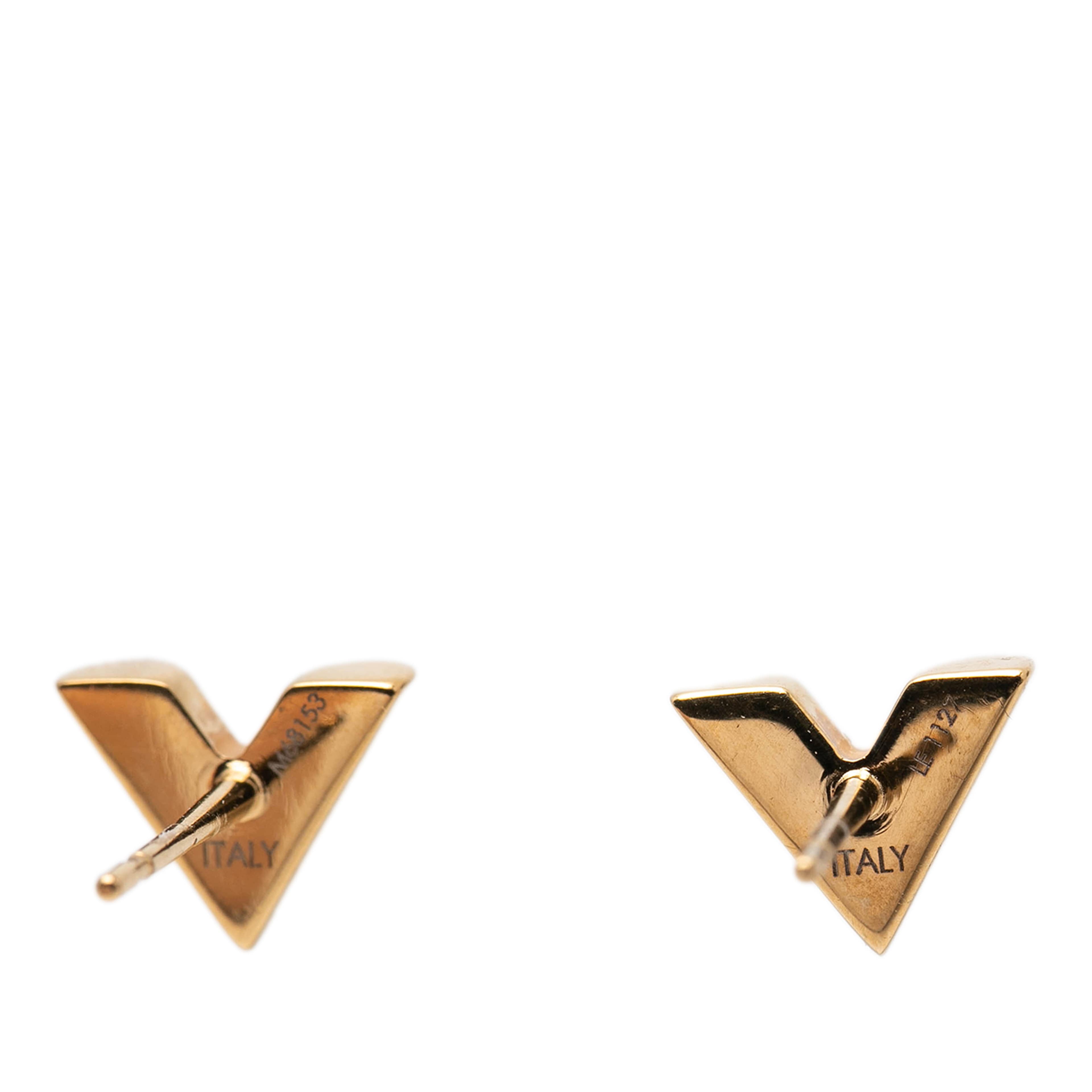 Louis Vuitton Gold Plated Essential V Stud Earrings, från Luxclusif, i färgen guld. Klicka för att öppna bilden i stort format