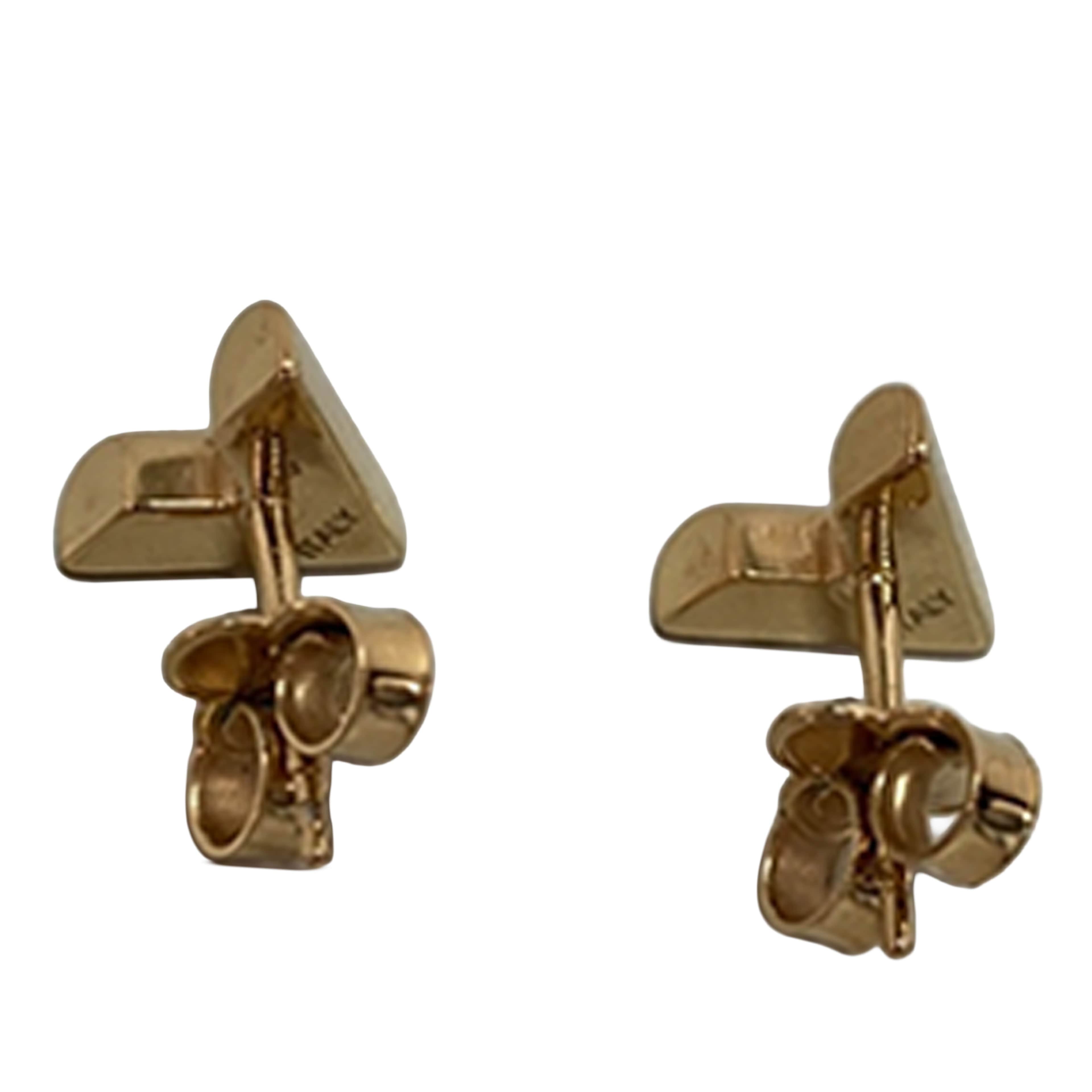 Louis Vuitton Gold Plated Essential V Stud Earrings, från Luxclusif, i färgen guld. Klicka för att öppna bilden i stort format