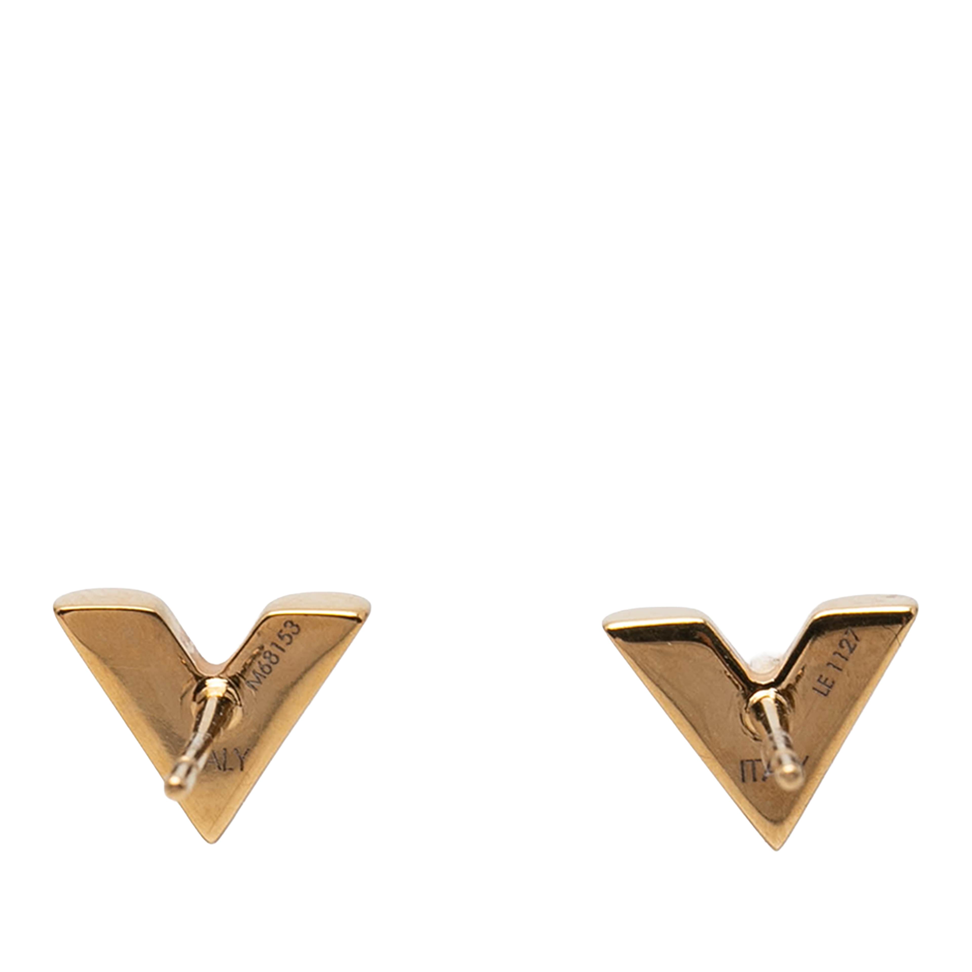 Louis Vuitton Gold Plated Essential V Stud Earrings, från Luxclusif, i färgen guld. Klicka för att öppna bilden i stort format