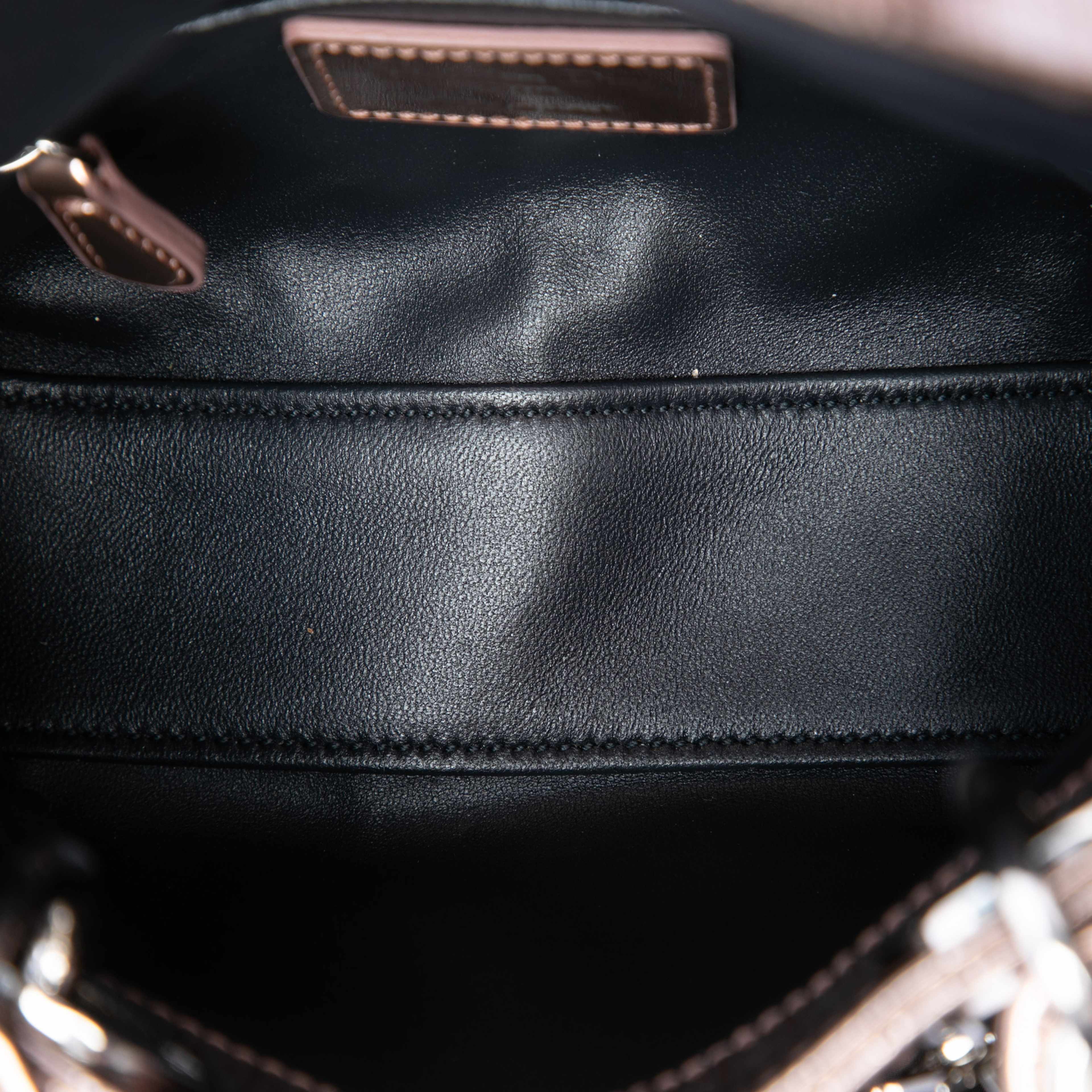 Dior Mini Metallic Patent Microcannage Lady Dior, från Luxclusif, i färgen pink. Klicka för att öppna bilden i stort format