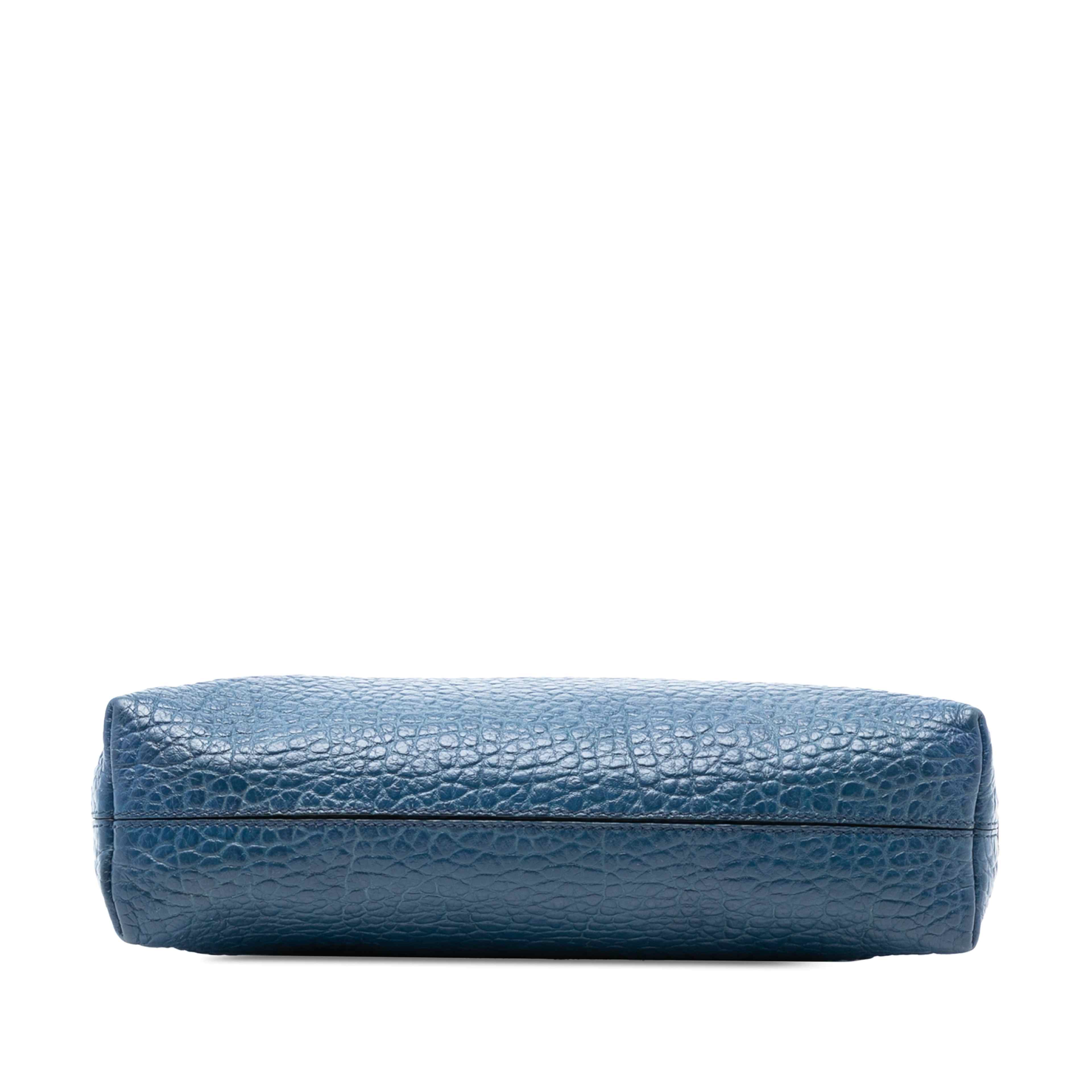 Burberry Grained Leather Chichester Crossbody, från Luxclusif, i färgen blue. Klicka för att öppna bilden i stort format