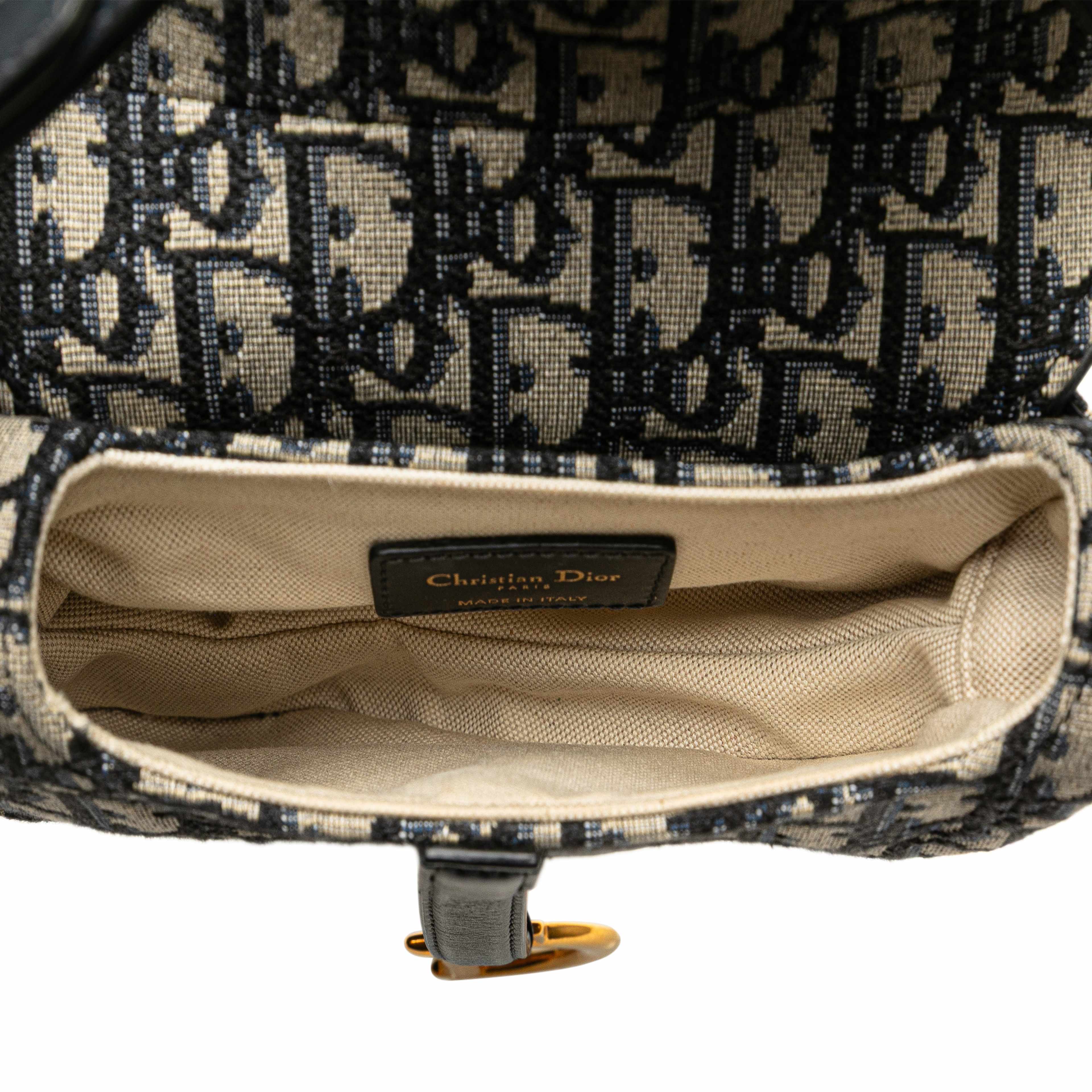 Dior Mini Oblique Canvas Saddle Bag, från Luxclusif, i färgen navy. Klicka för att öppna bilden i stort format