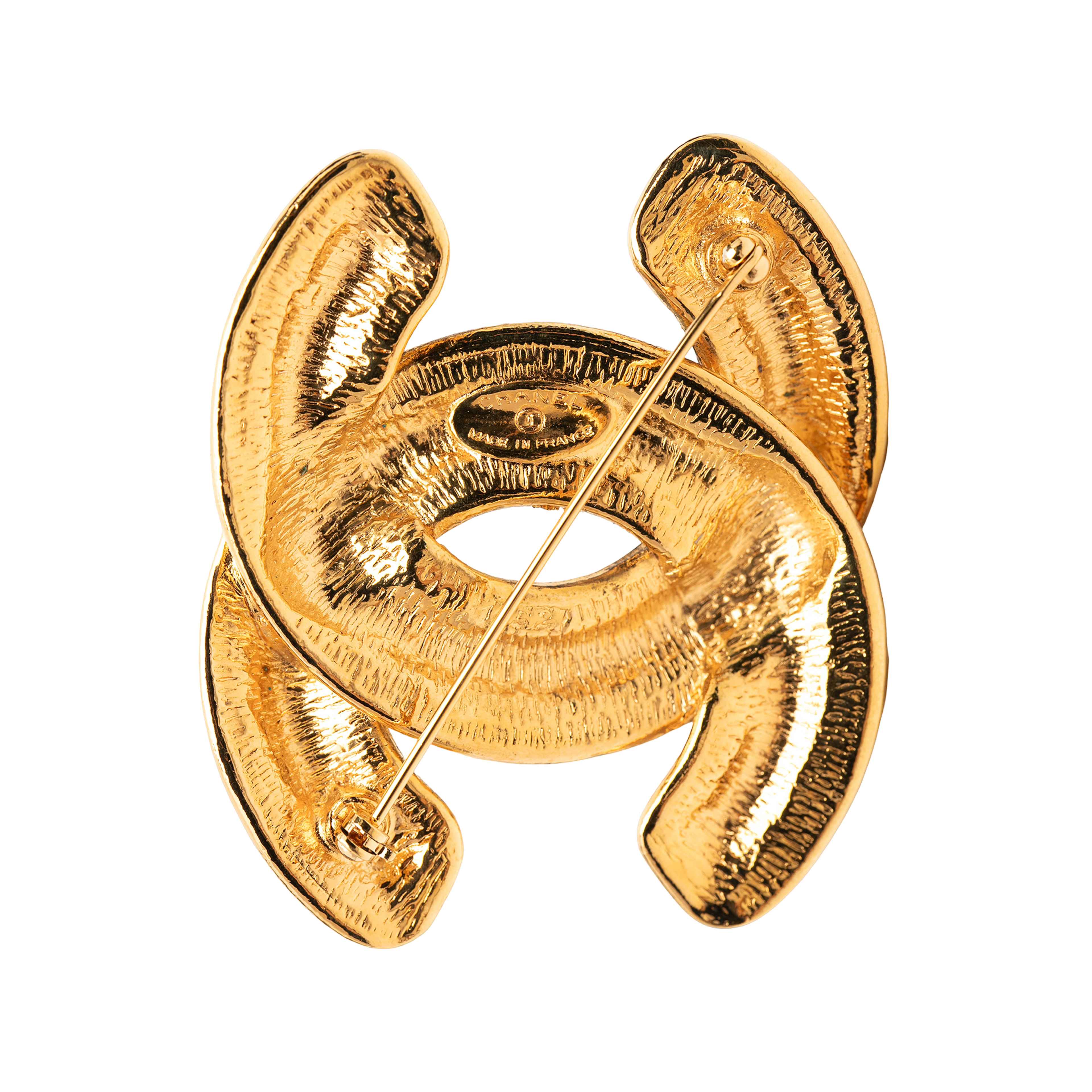 Chanel Cc Gold Plated Quilted Brooch, från Luxclusif, i färgen gold. Klicka för att öppna bilden i stort format