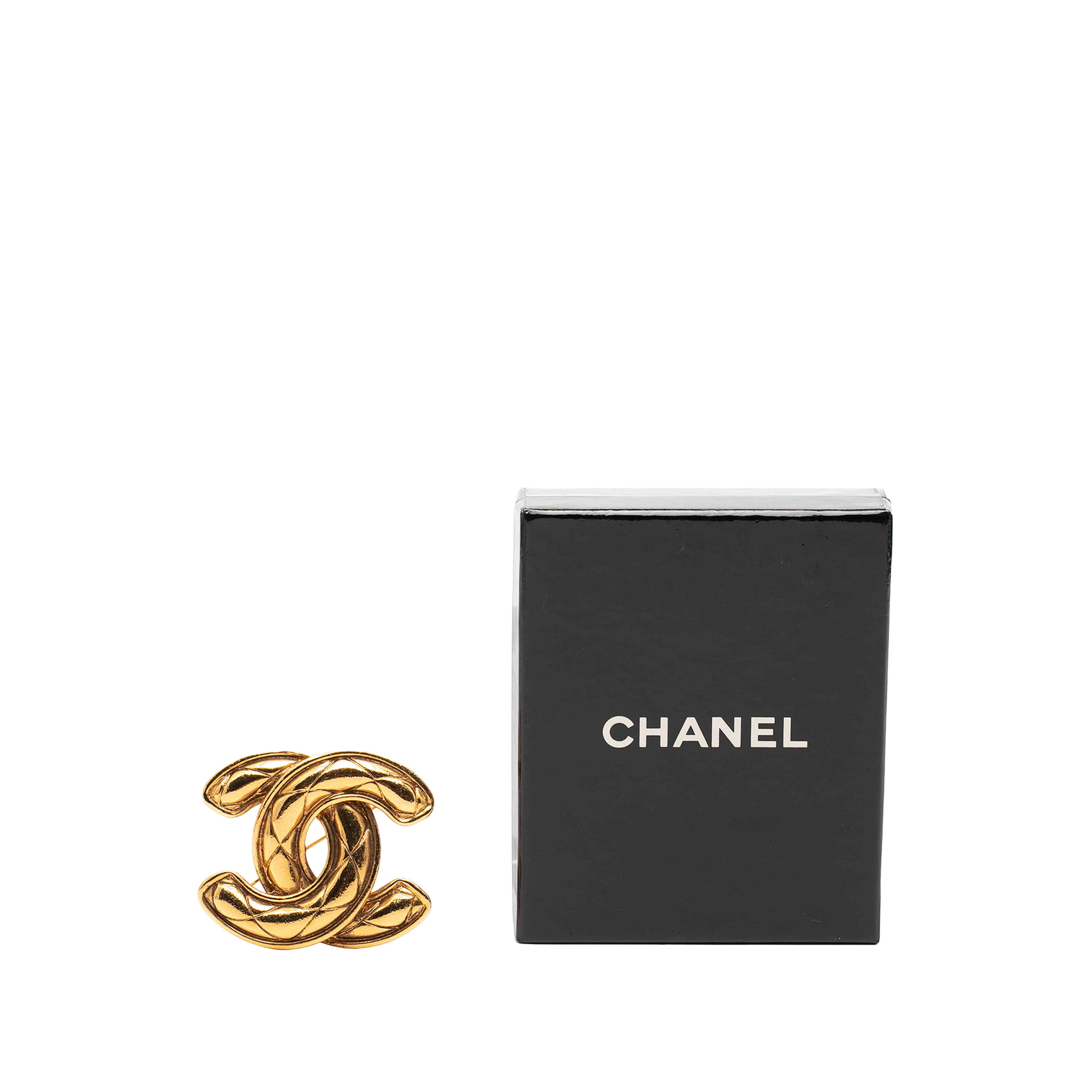 Chanel Cc Gold Plated Quilted Brooch, från Luxclusif, i färgen gold. Klicka för att öppna bilden i stort format