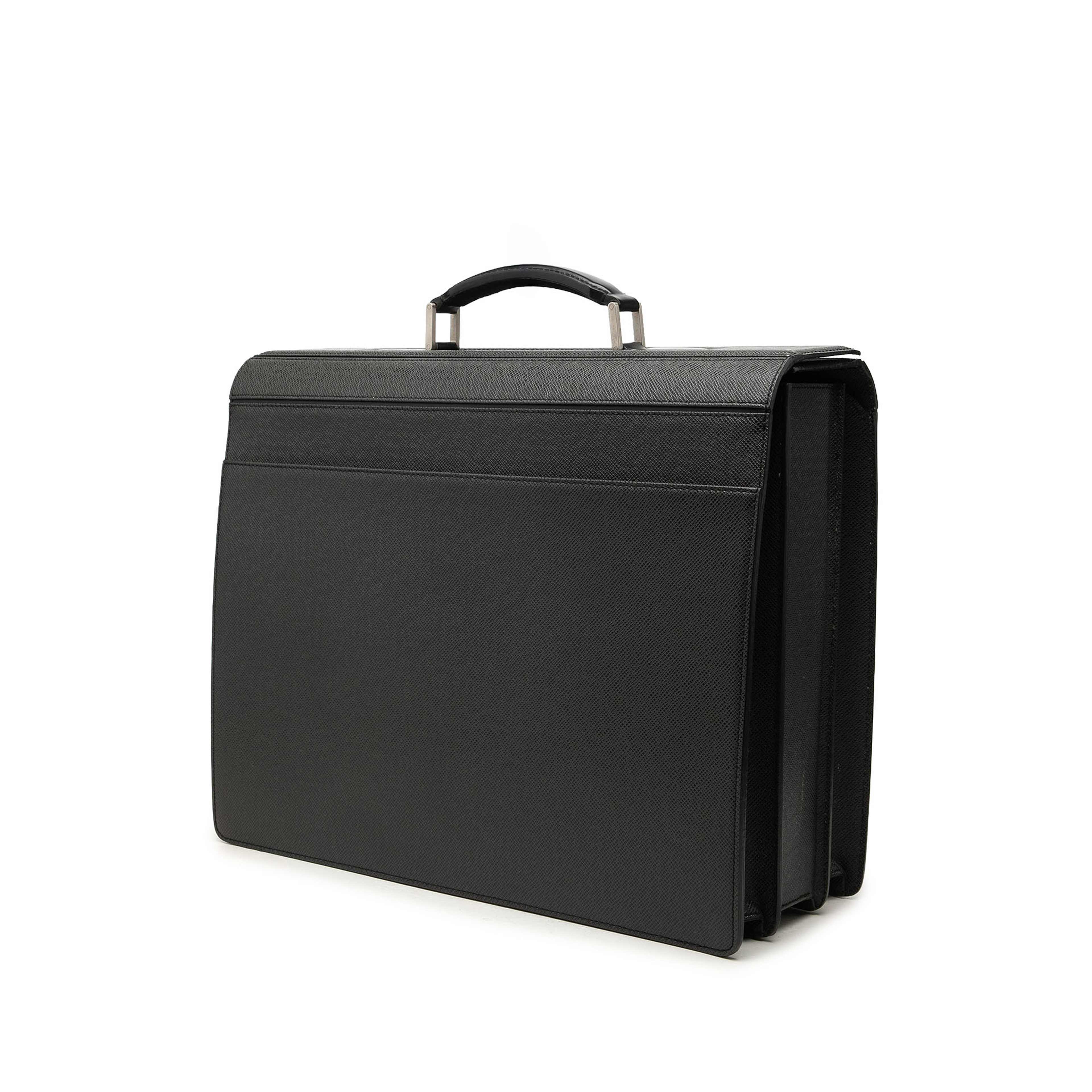 Louis Vuitton Taiga Pilot Briefcase, från Luxclusif, i färgen svart. Klicka för att öppna bilden i stort format