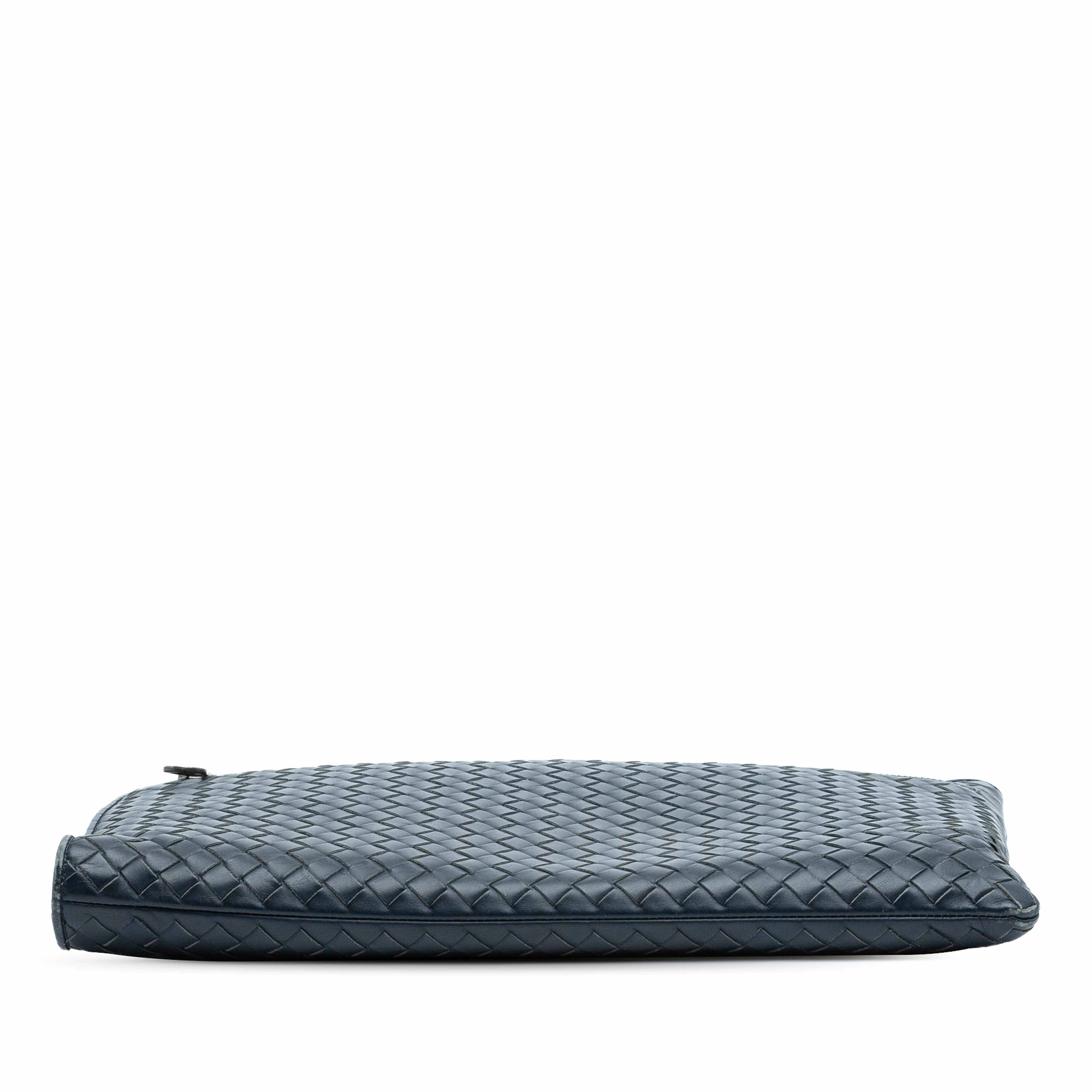 Bottega Veneta Nappa Intrecciato Clutch, från Luxclusif, i färgen navy. Klicka för att öppna bilden i stort format