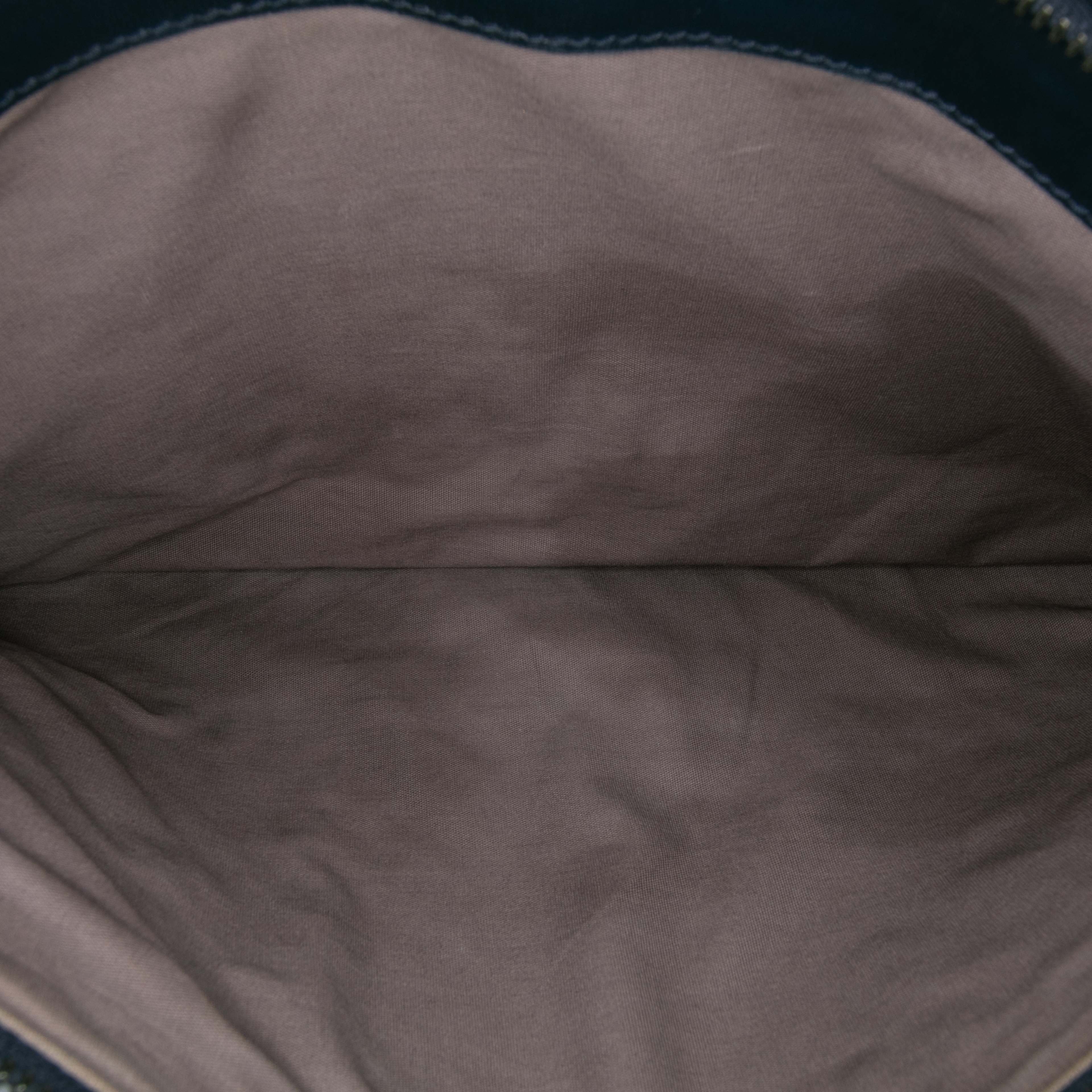 Bottega Veneta Nappa Intrecciato Clutch, från Luxclusif, i färgen navy. Klicka för att öppna bilden i stort format