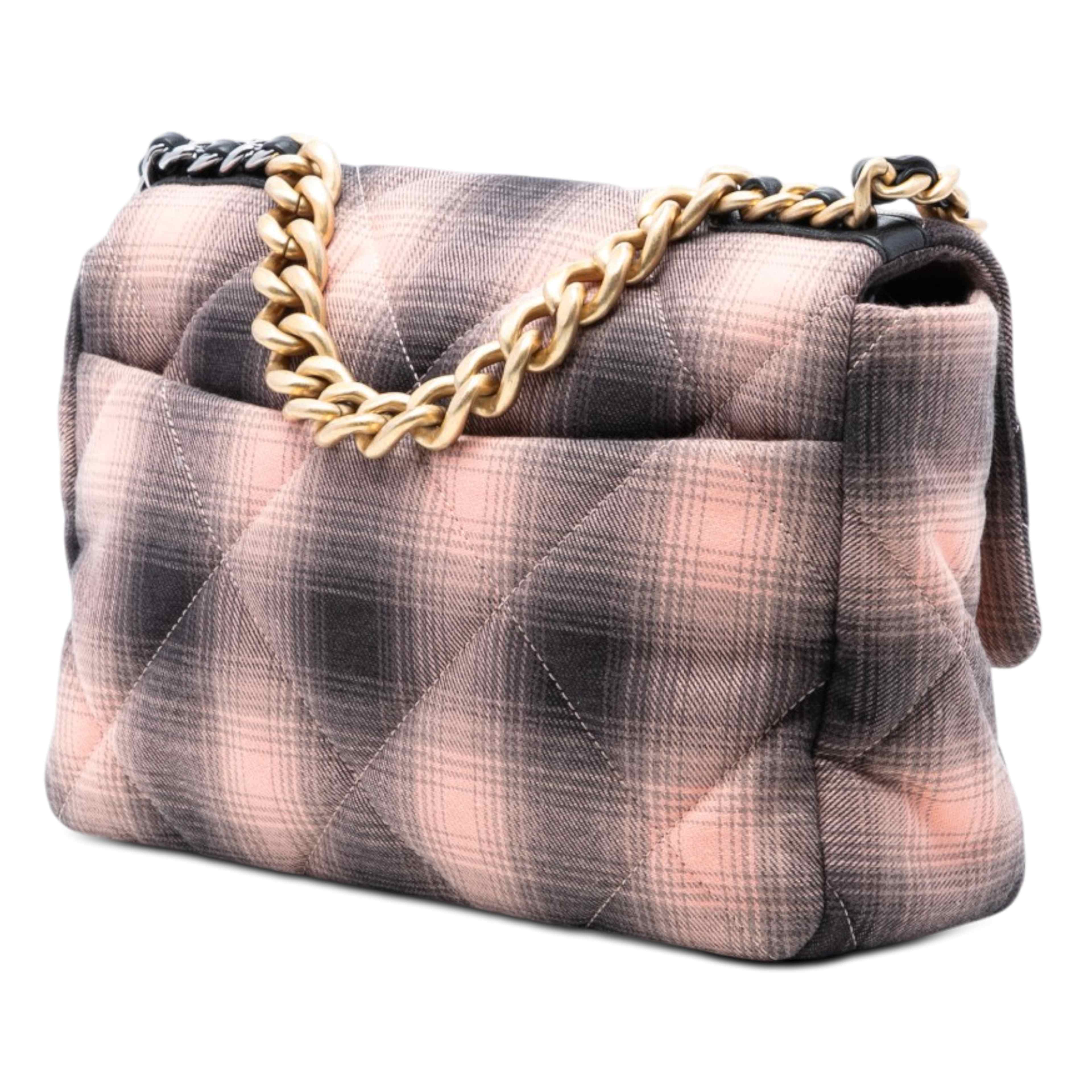 Chanel Large Cotton Check 19 Flap, från Luxclusif, i färgen grå. Klicka för att öppna bilden i stort format