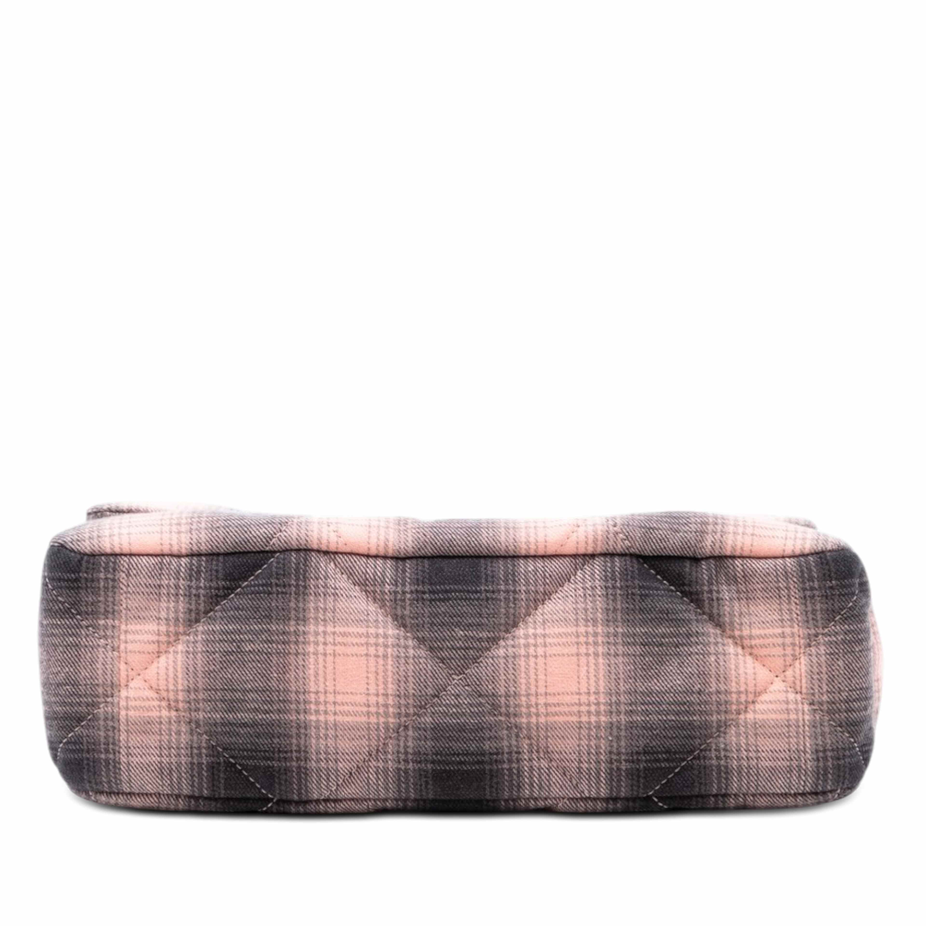 Chanel Large Cotton Check 19 Flap, från Luxclusif, i färgen pink. Klicka för att öppna bilden i stort format