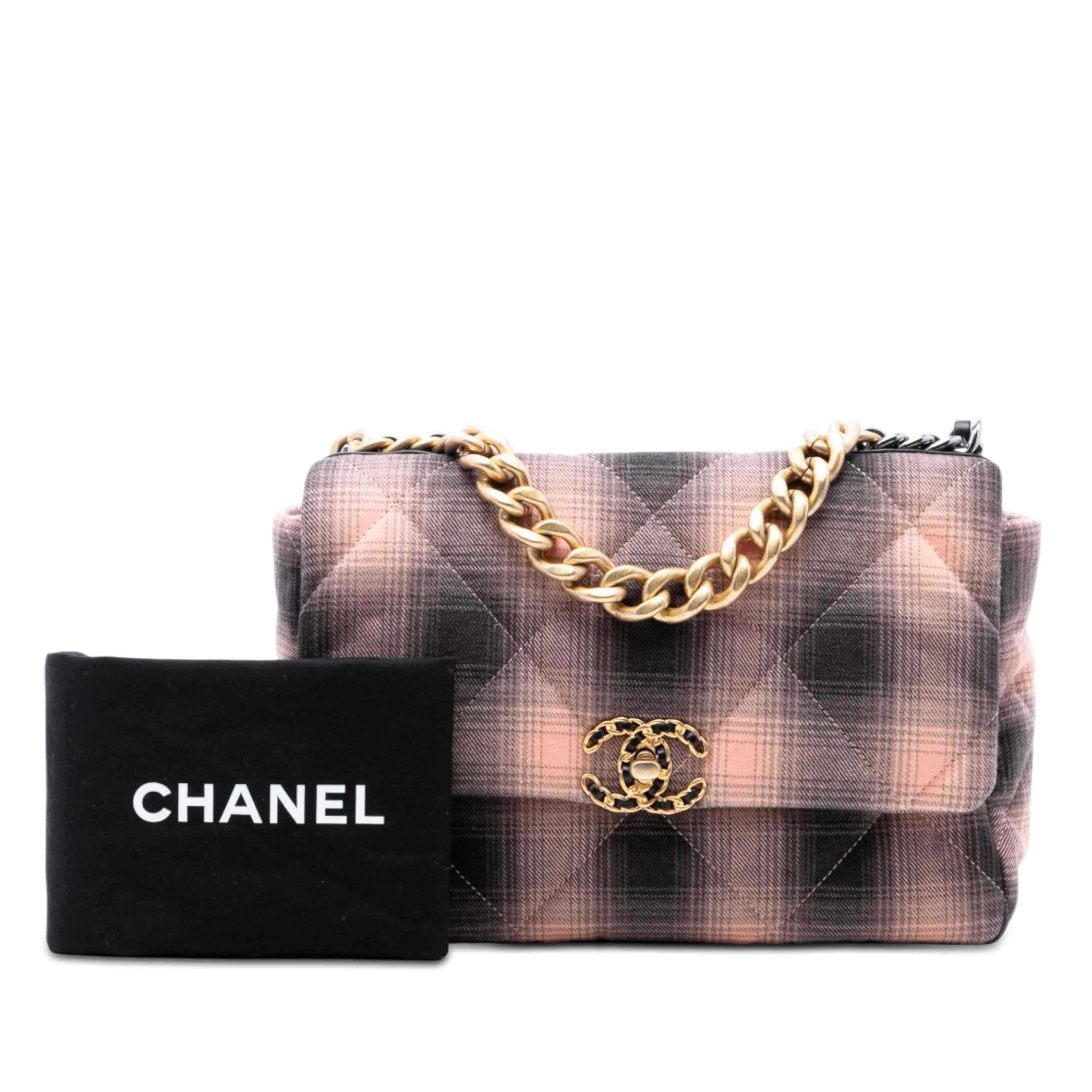 Chanel Large Cotton Check 19 Flap, från Luxclusif, i färgen grå. Klicka för att öppna bilden i stort format