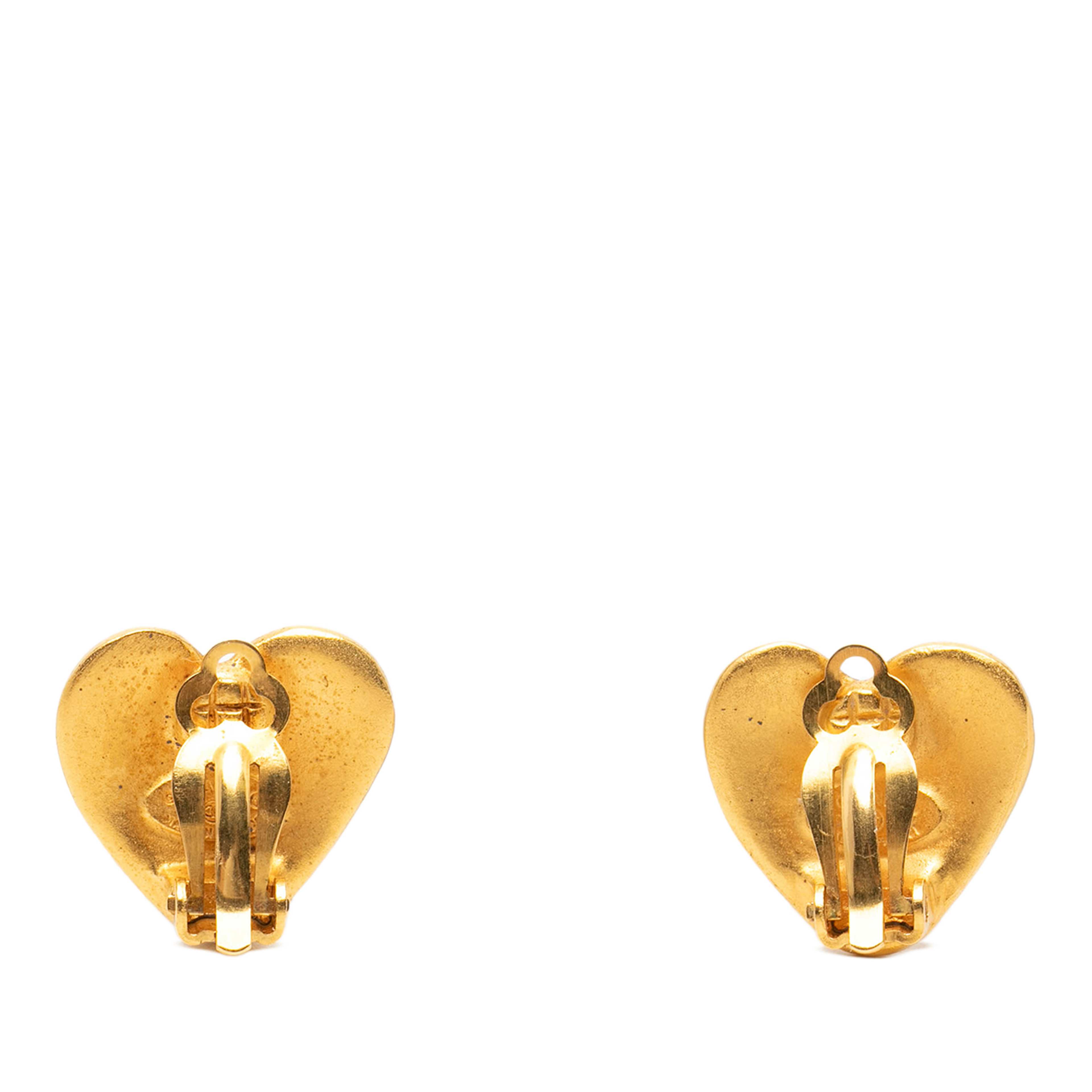 Chanel Cc Gold Plated Heart Clip On Earrings, från Luxclusif, i färgen guld. Klicka för att öppna bilden i stort format