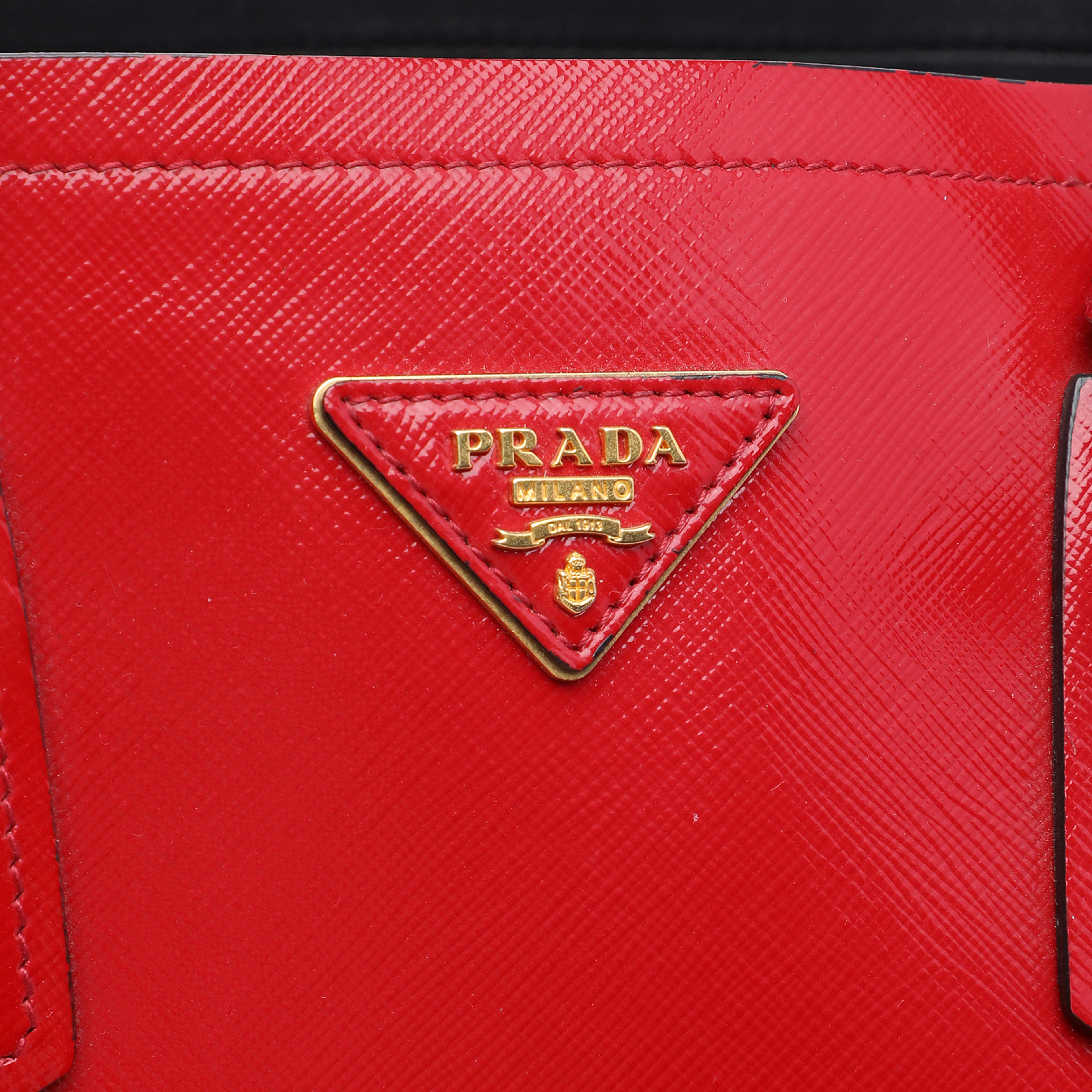 Prada Medium Saffiano Vernice Double Satchel, från Luxclusif, i färgen röd. Klicka för att öppna bilden i stort format