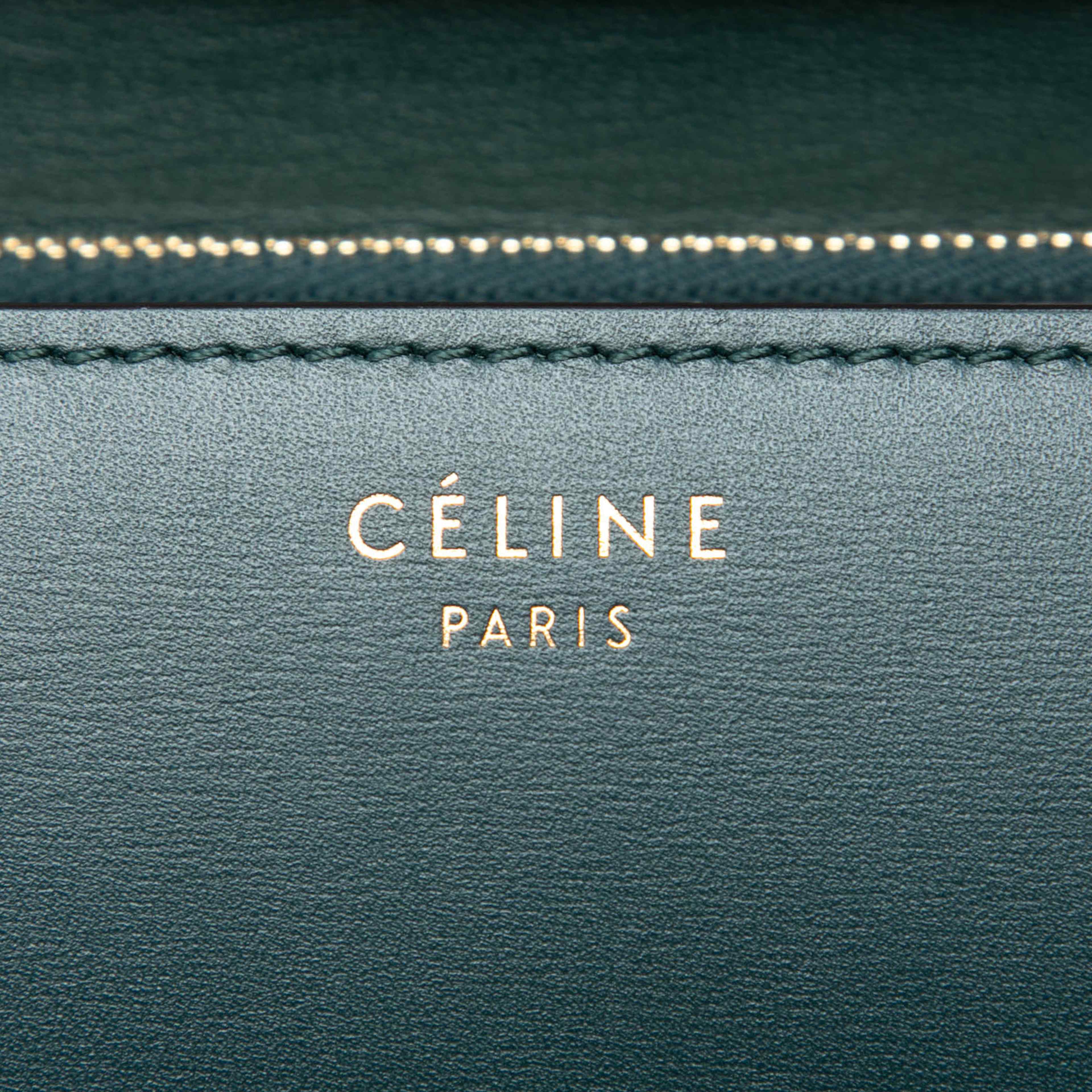 Celine Medium Calfskin Classic Box, från Luxclusif, i färgen grön. Klicka för att öppna bilden i stort format