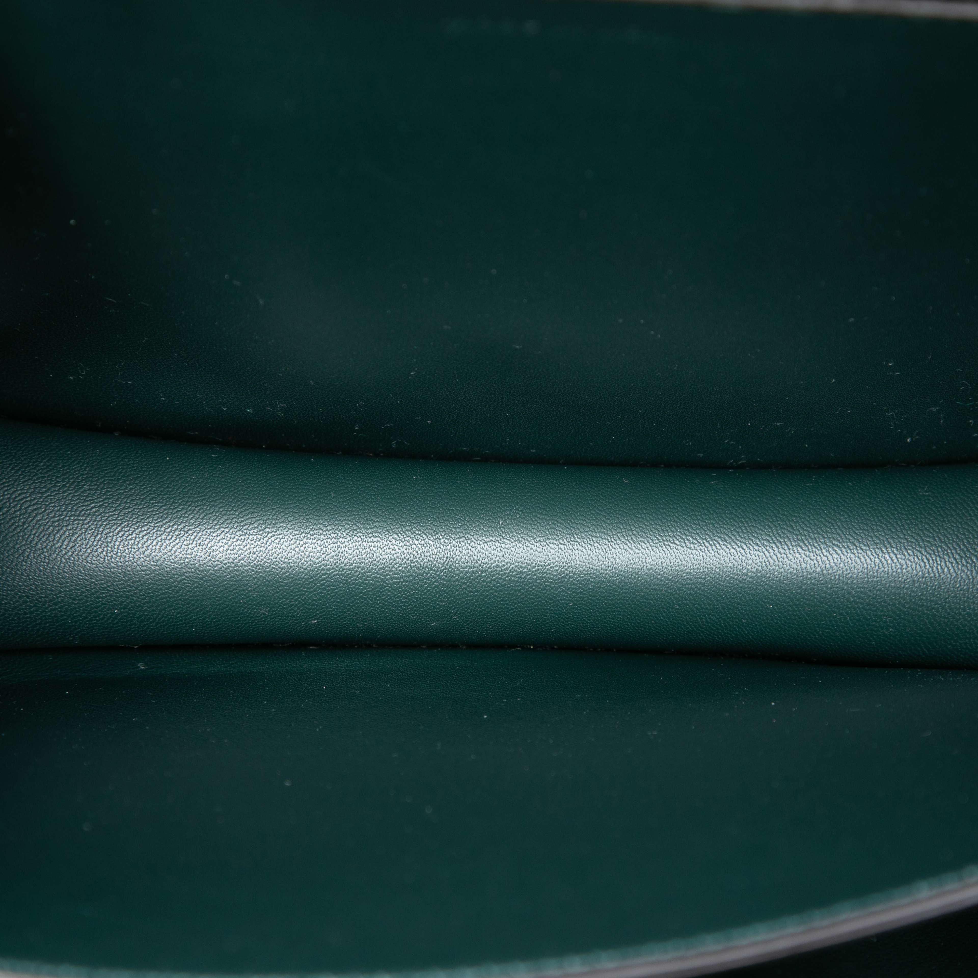 Celine Medium Calfskin Classic Box, från Luxclusif, i färgen grön. Klicka för att öppna bilden i stort format