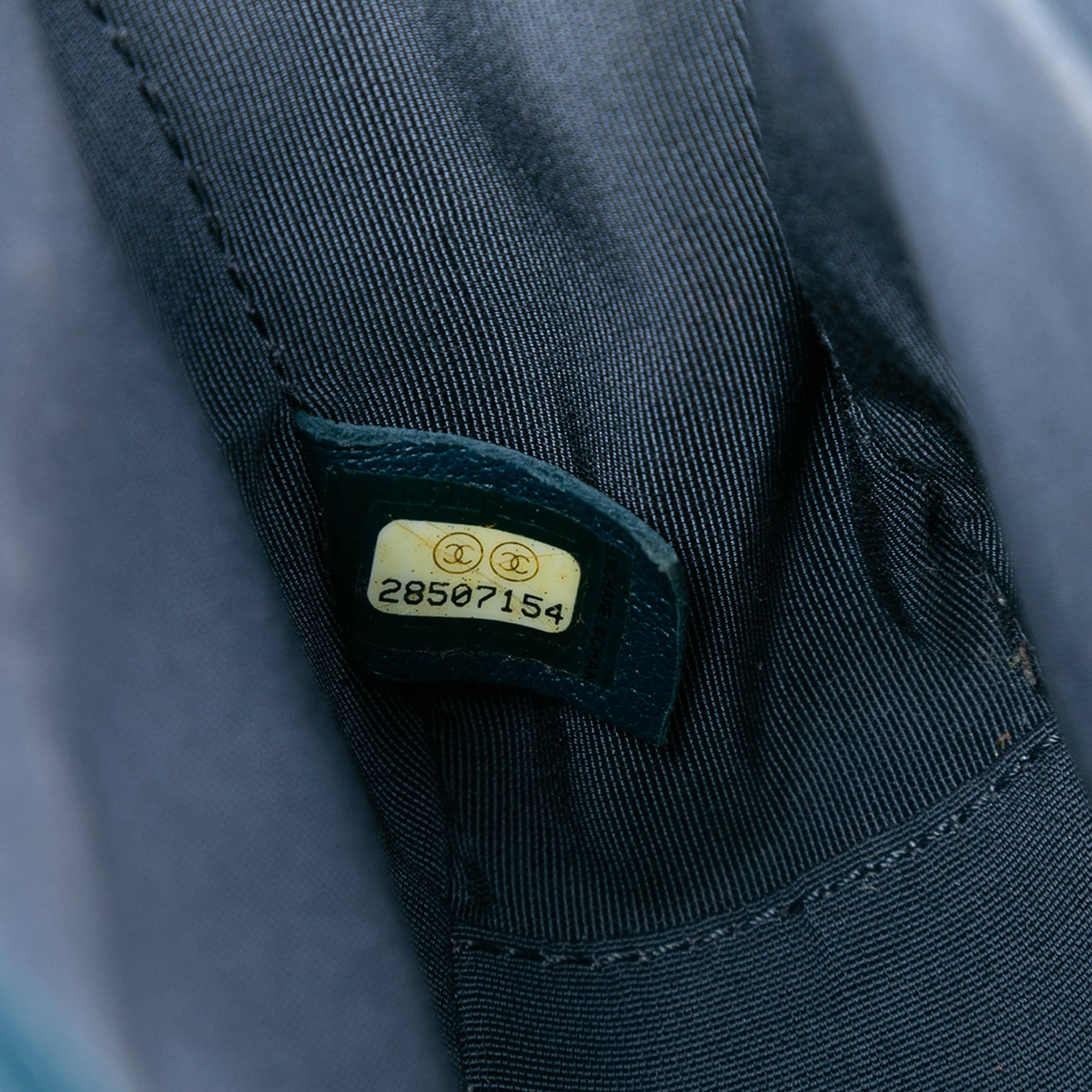 Chanel Small Quilted Calfskin Chain Infinity Top Handle Flap, från Luxclusif, i färgen peacock. Klicka för att öppna bilden i stort format