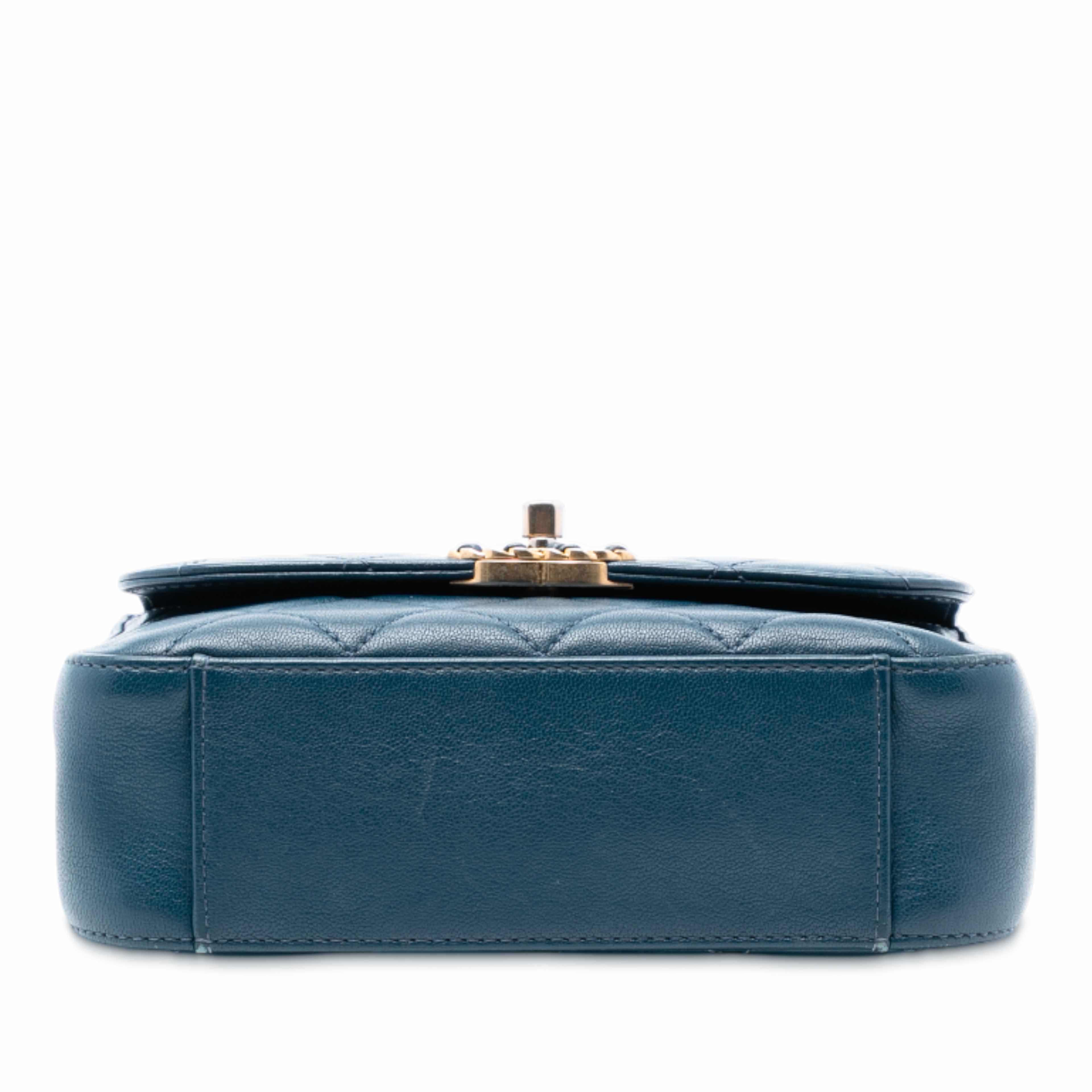 Chanel Small Quilted Calfskin Chain Infinity Top Handle Flap, från Luxclusif, i färgen peacock. Klicka för att öppna bilden i stort format