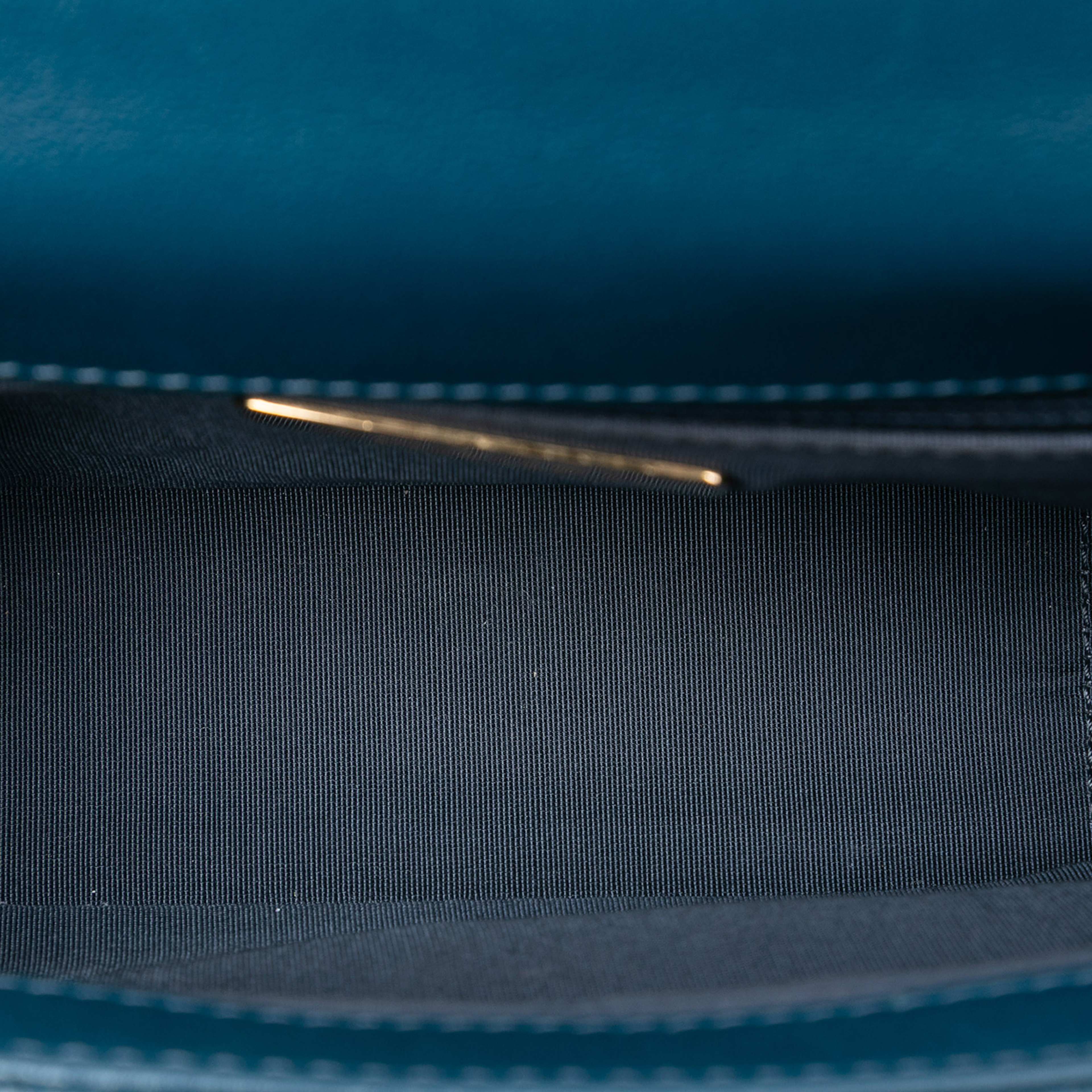 Chanel Small Quilted Calfskin Chain Infinity Top Handle Flap, från Luxclusif, i färgen peacock. Klicka för att öppna bilden i stort format