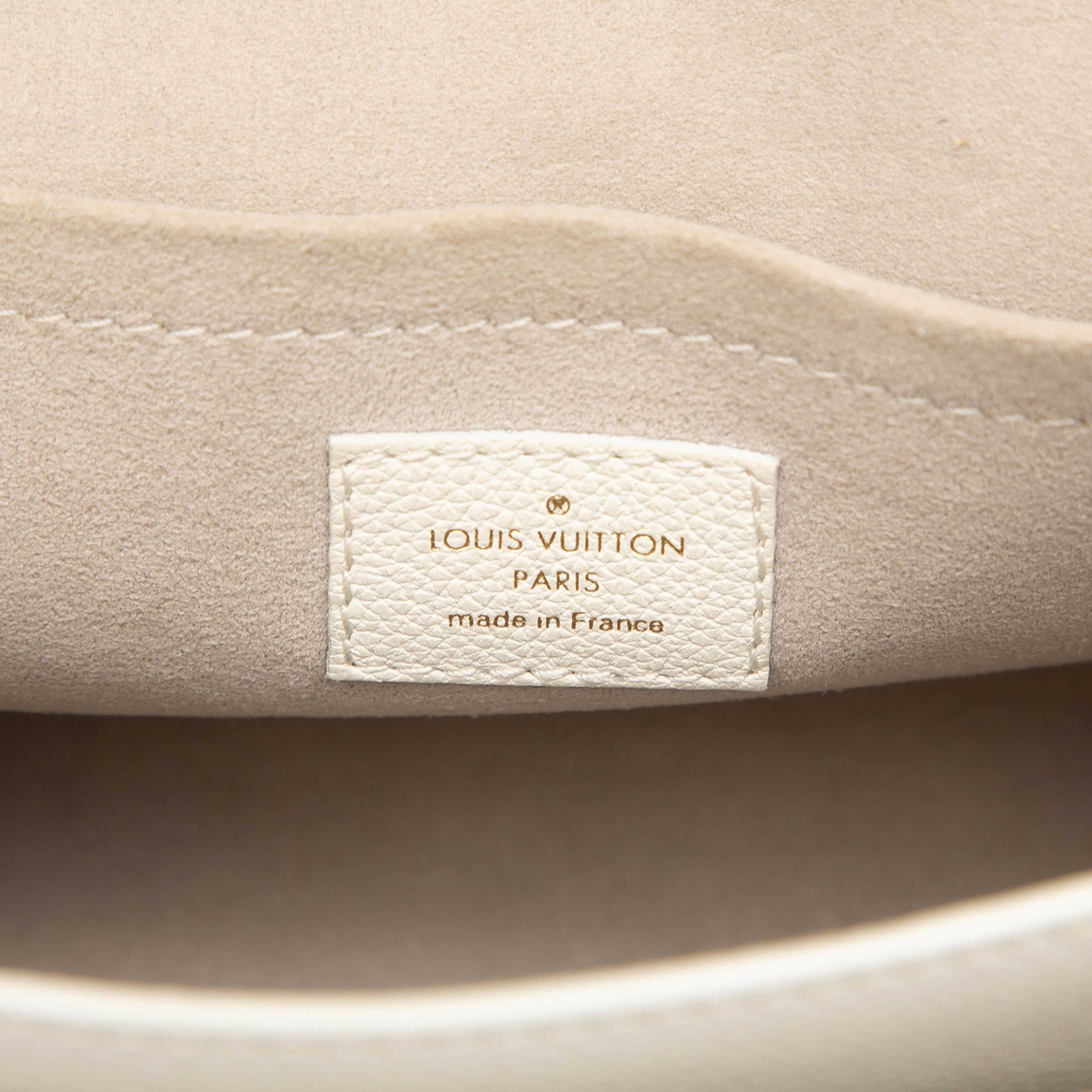 Louis Vuitton Soft Calfskin Mylockme Chain Bb, från Luxclusif, i färgen white. Klicka för att öppna bilden i stort format