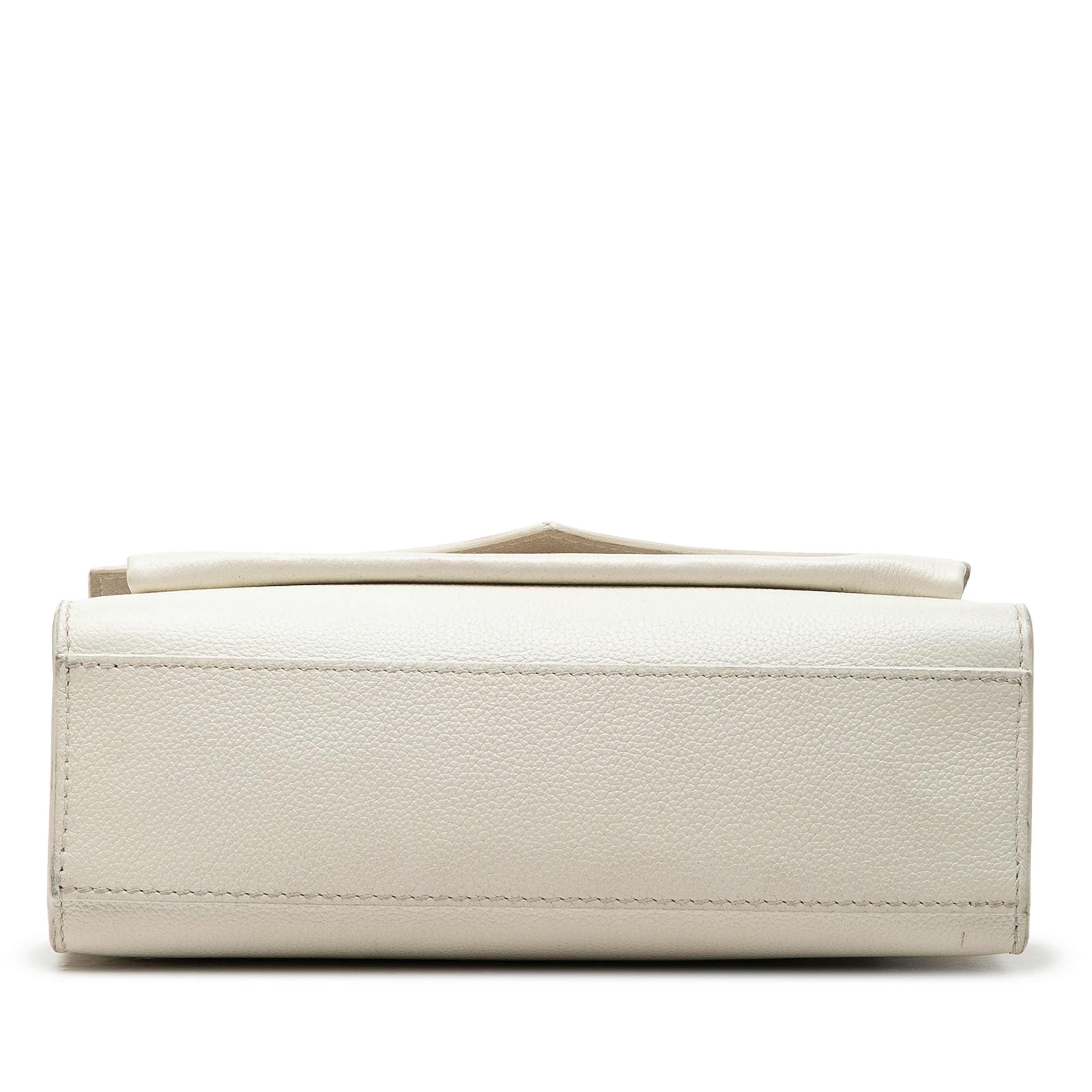 Louis Vuitton Soft Calfskin Mylockme Chain Bb, från Luxclusif, i färgen white. Klicka för att öppna bilden i stort format