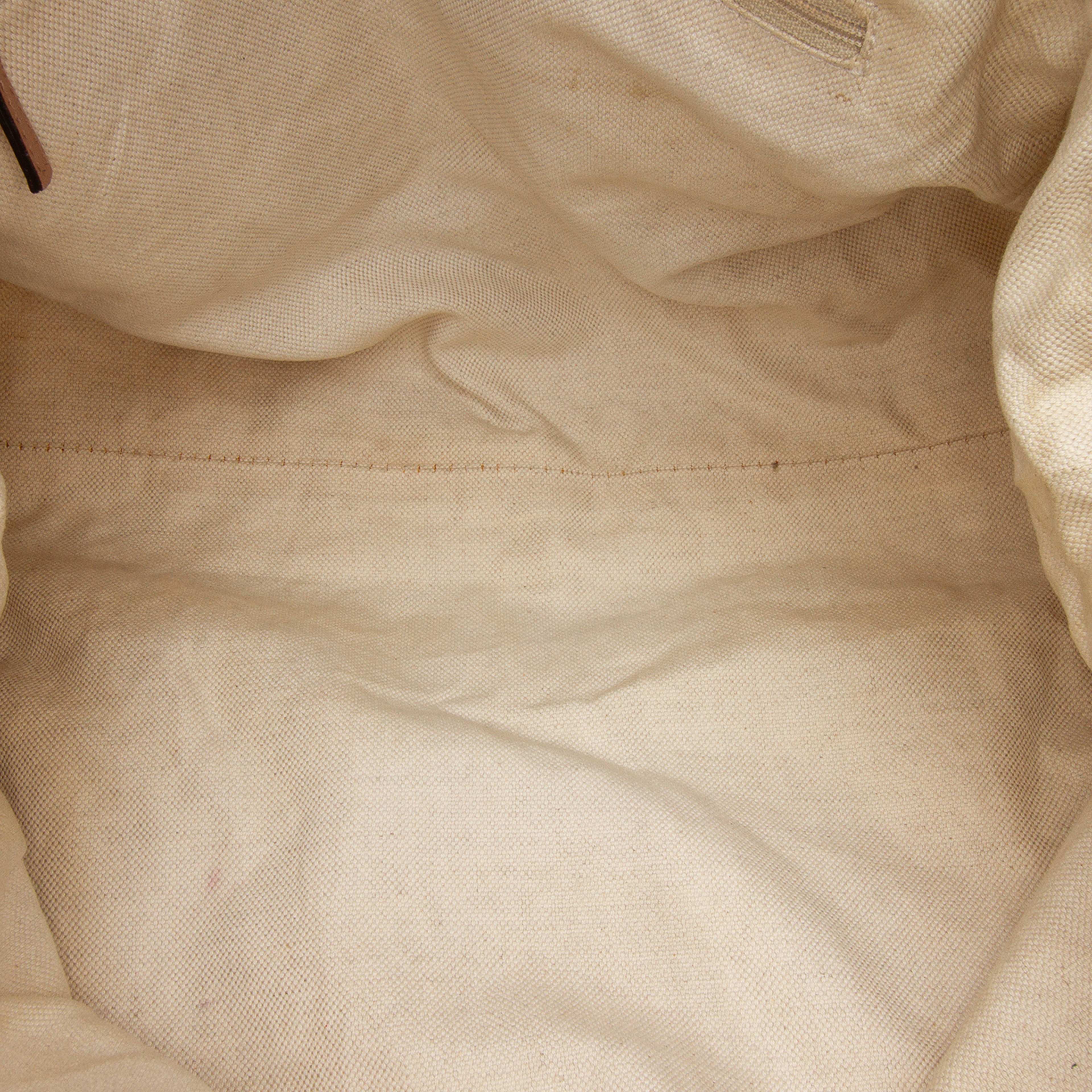 Gucci Diamante Canvas Sukey Satchel, från Luxclusif, i färgen beige. Klicka för att öppna bilden i stort format