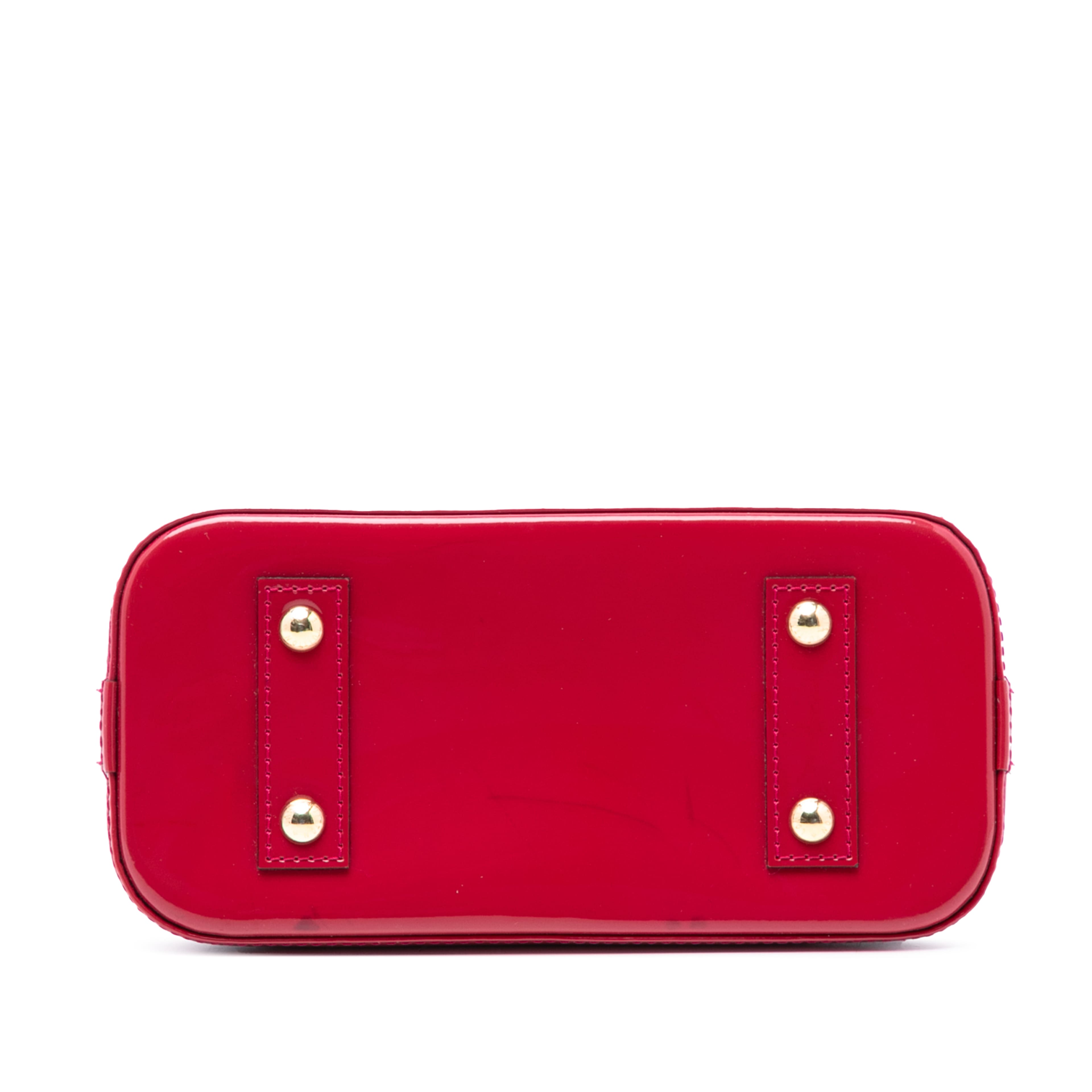 Louis Vuitton Monogram Vernis Alma Bb, från Luxclusif, i färgen red. Klicka för att öppna bilden i stort format