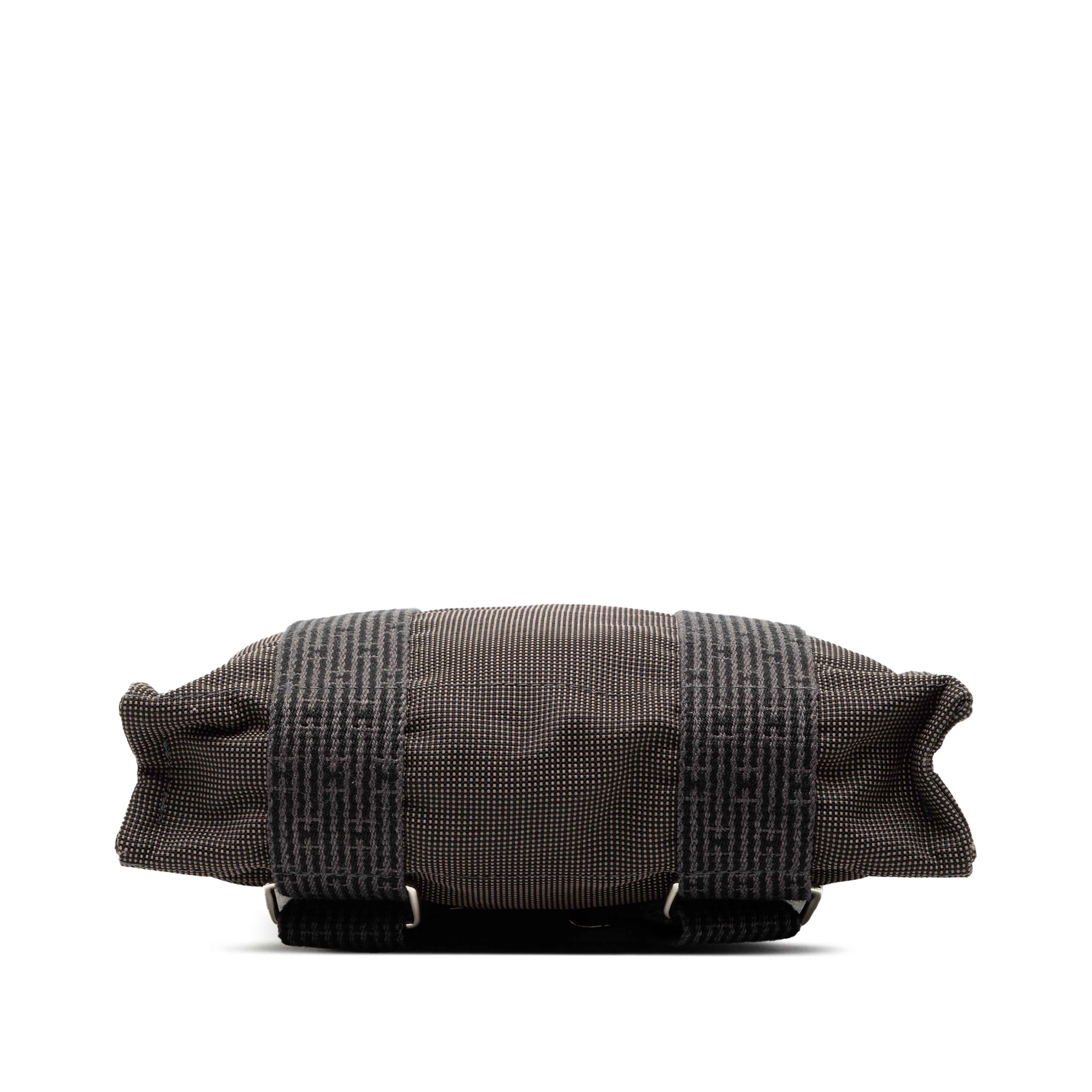 Hermès Canvas Herline Backpack Pm, från Luxclusif, i färgen gray. Klicka för att öppna bilden i stort format