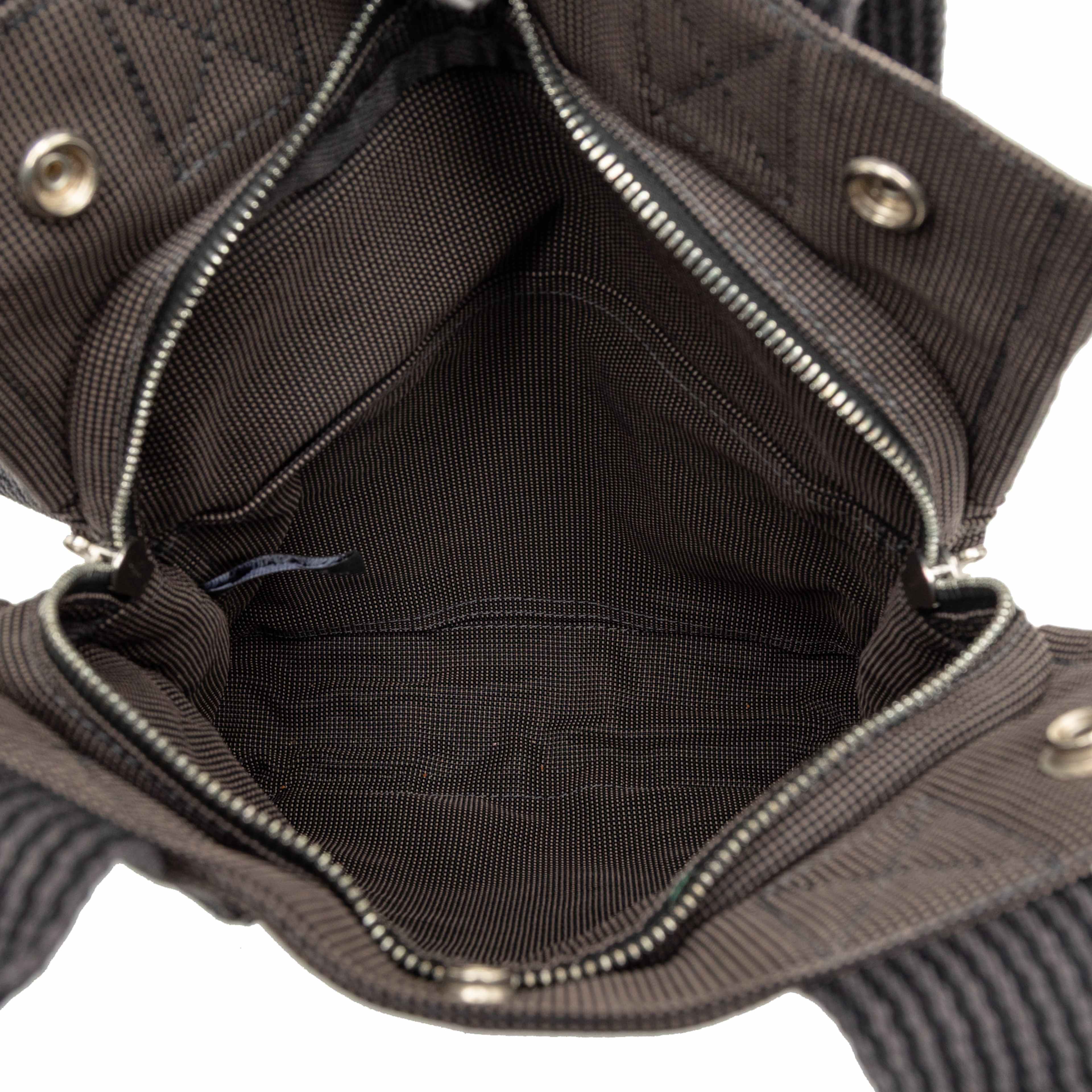 Hermès Canvas Herline Backpack Pm, från Luxclusif, i färgen gray. Klicka för att öppna bilden i stort format