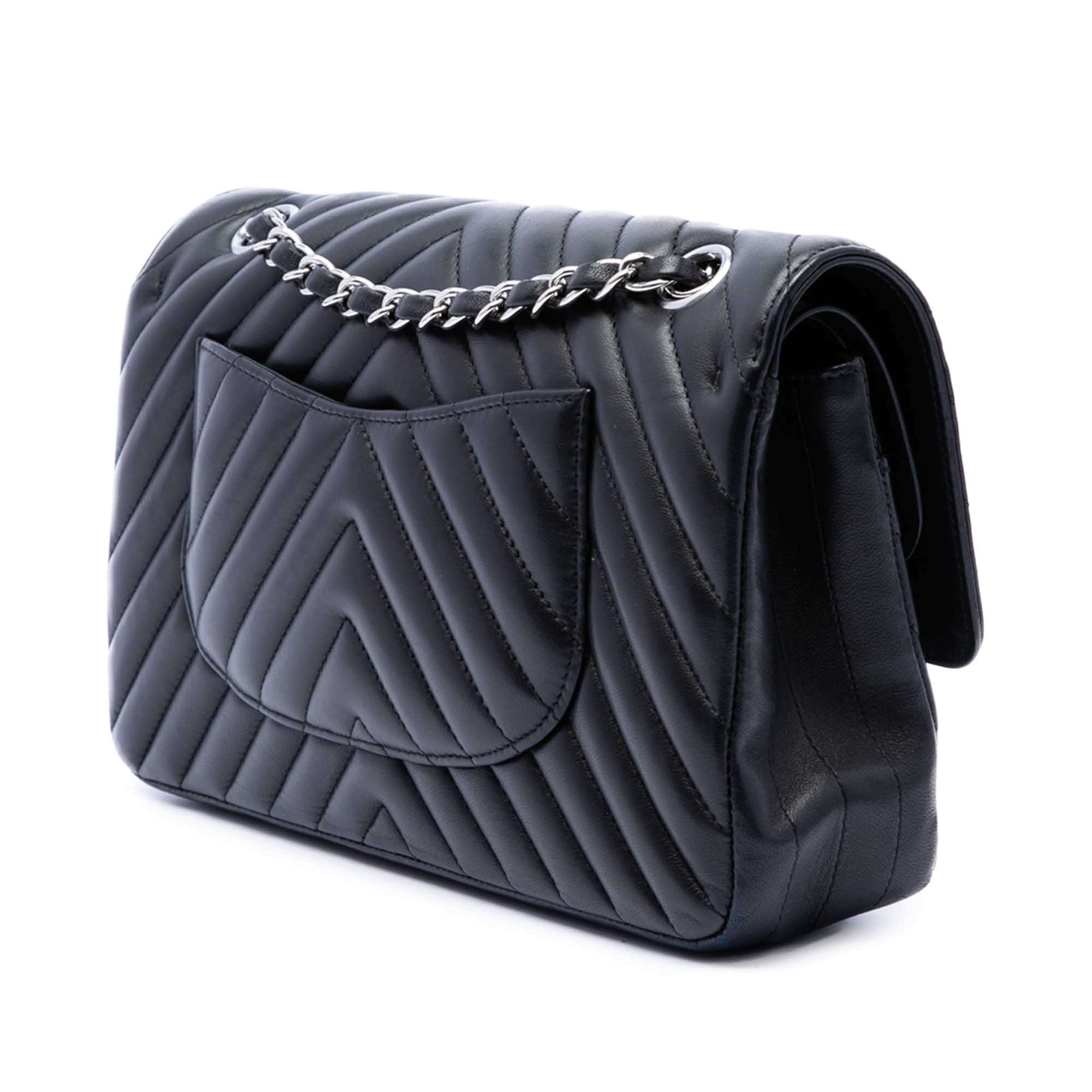 Chanel Medium Classic Chevron Lambskin Double Flap, från Luxclusif, i färgen svart. Klicka för att öppna bilden i stort format