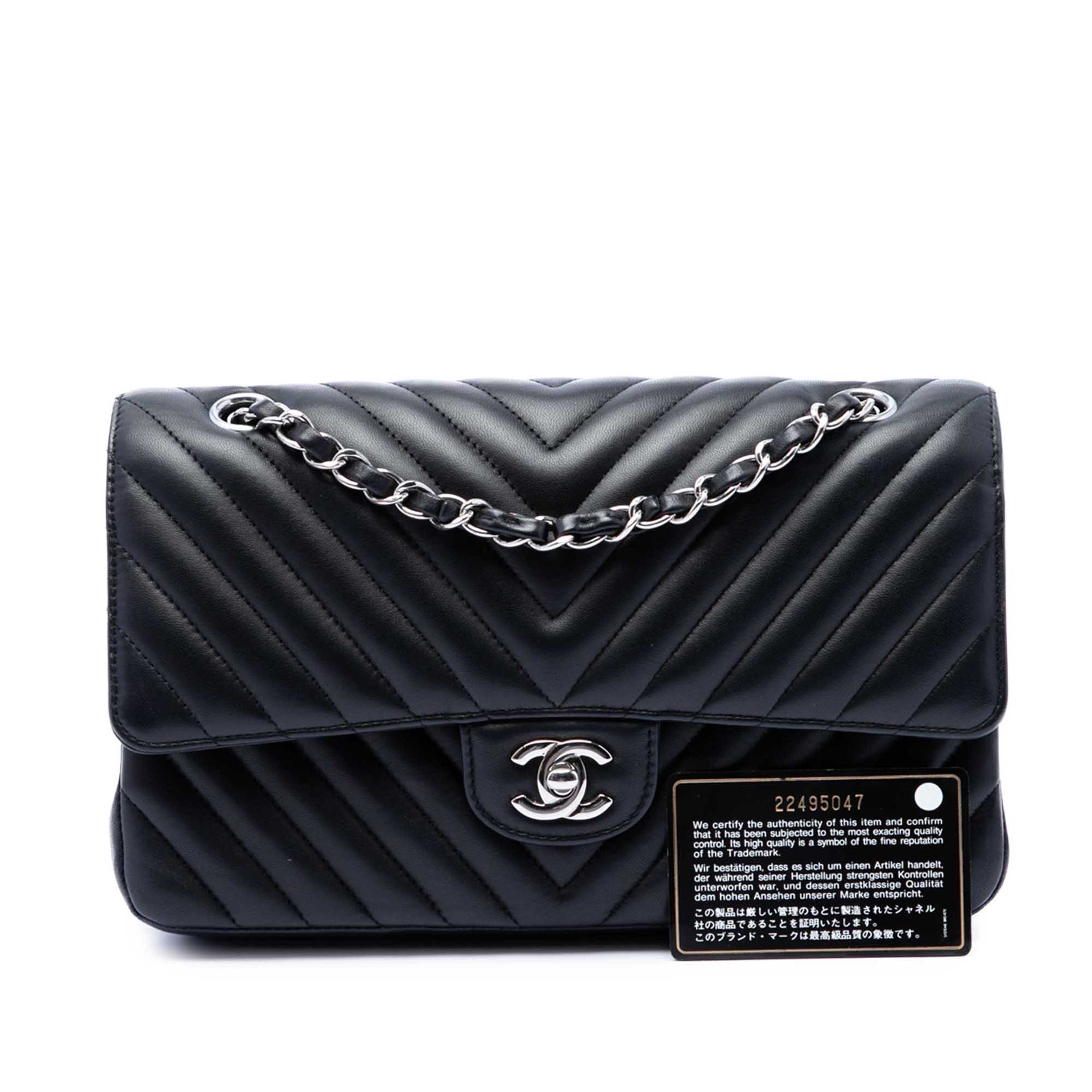 Chanel Medium Classic Chevron Lambskin Double Flap, från Luxclusif, i färgen svart. Klicka för att öppna bilden i stort format