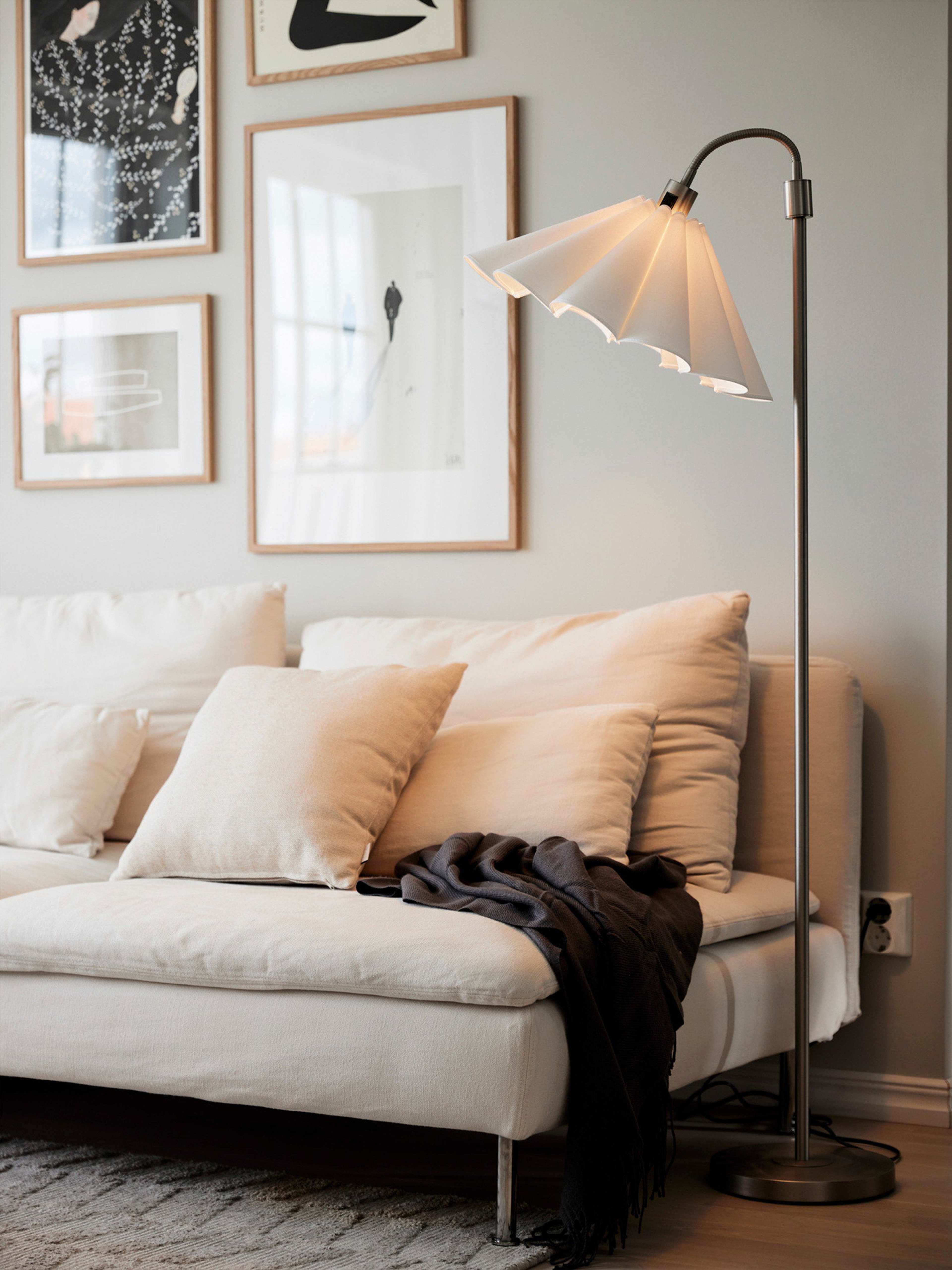 Amy Golvlampa Flex, från PR Home, i färgen krom. Klicka för att öppna bilden i stort format