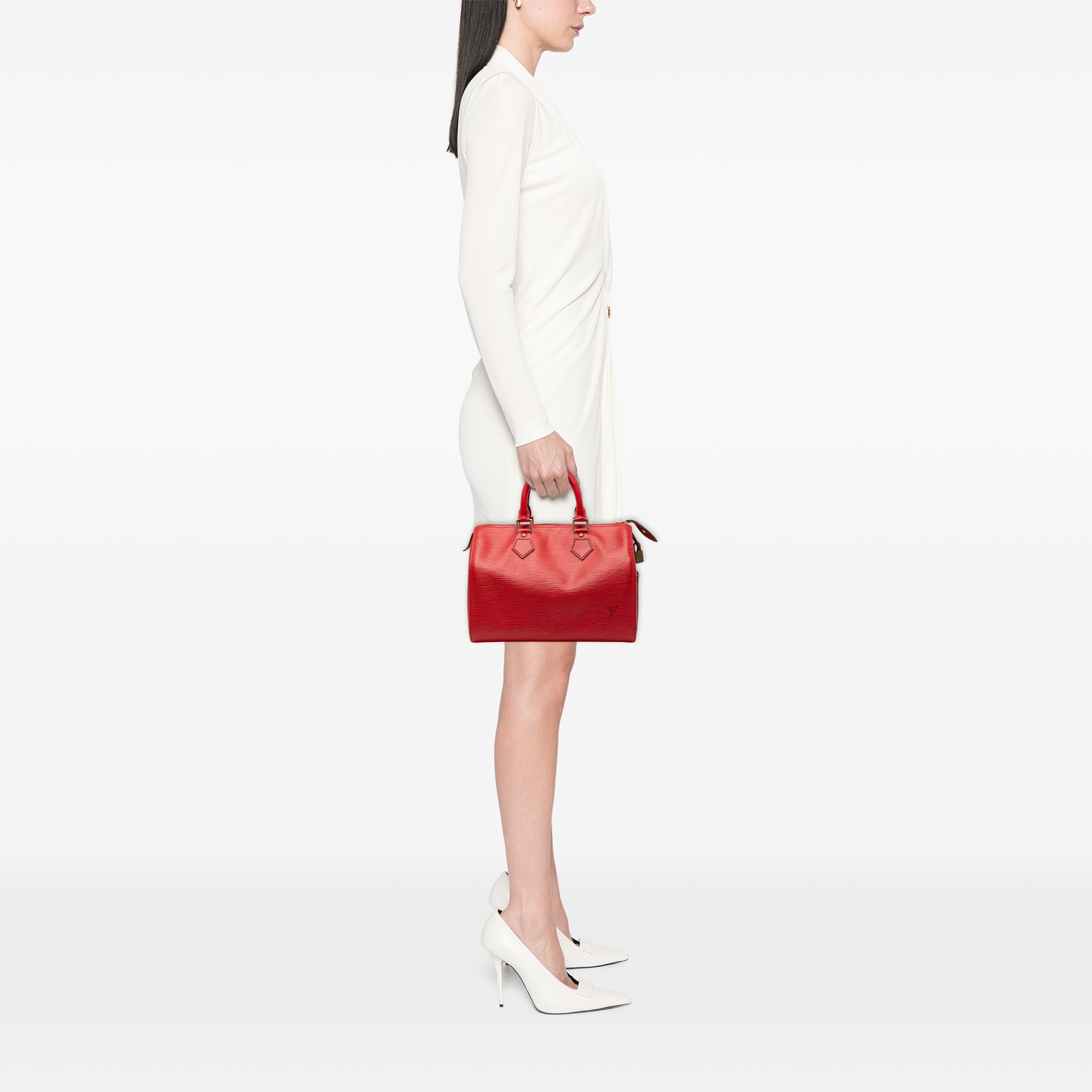 Louis Vuitton Epi Speedy 25, från Luxclusif, i färgen röd. Klicka för att öppna bilden i stort format
