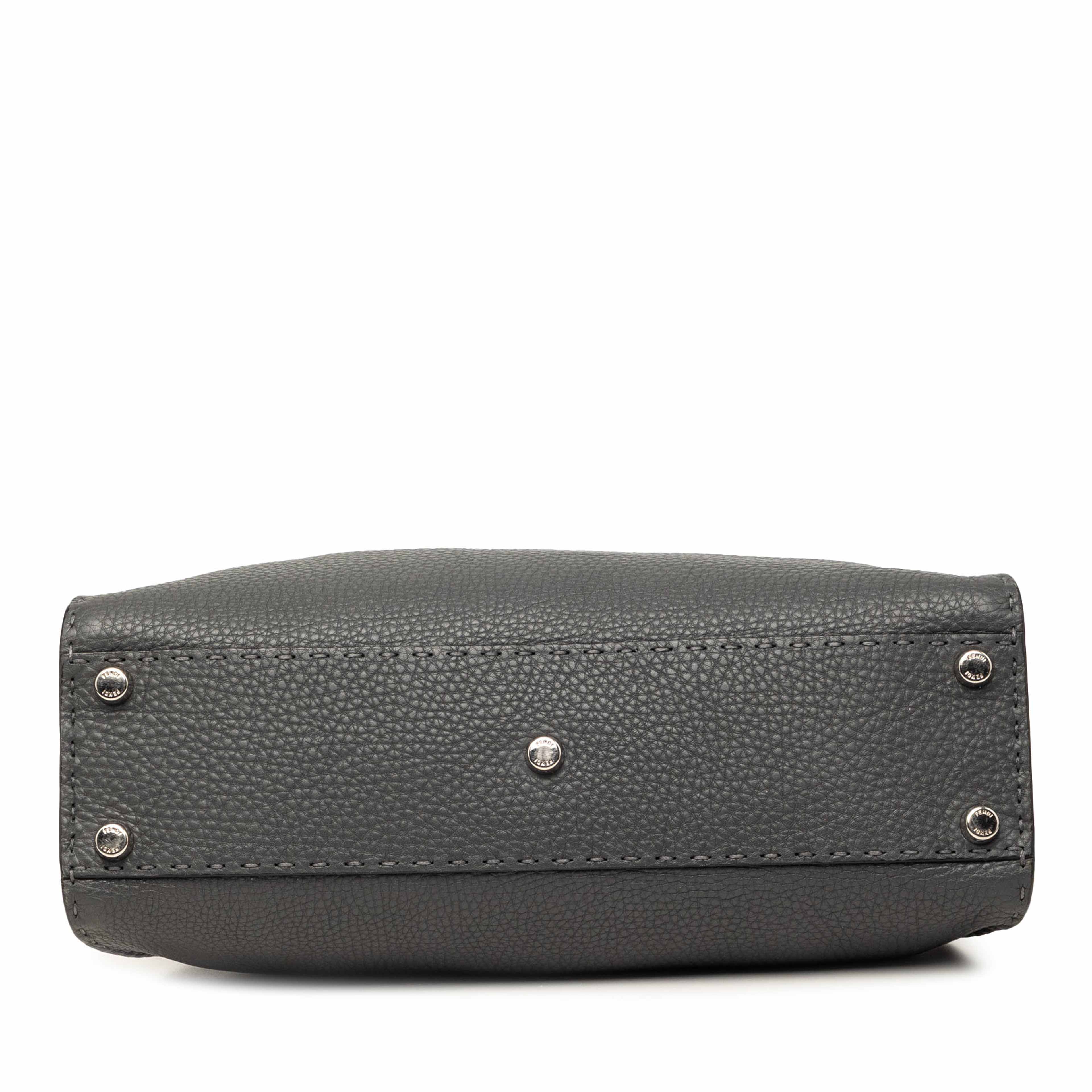 Fendi Medium Calfskin Peekaboo Iconic Satchel, från Luxclusif, i färgen dark gray. Klicka för att öppna bilden i stort format