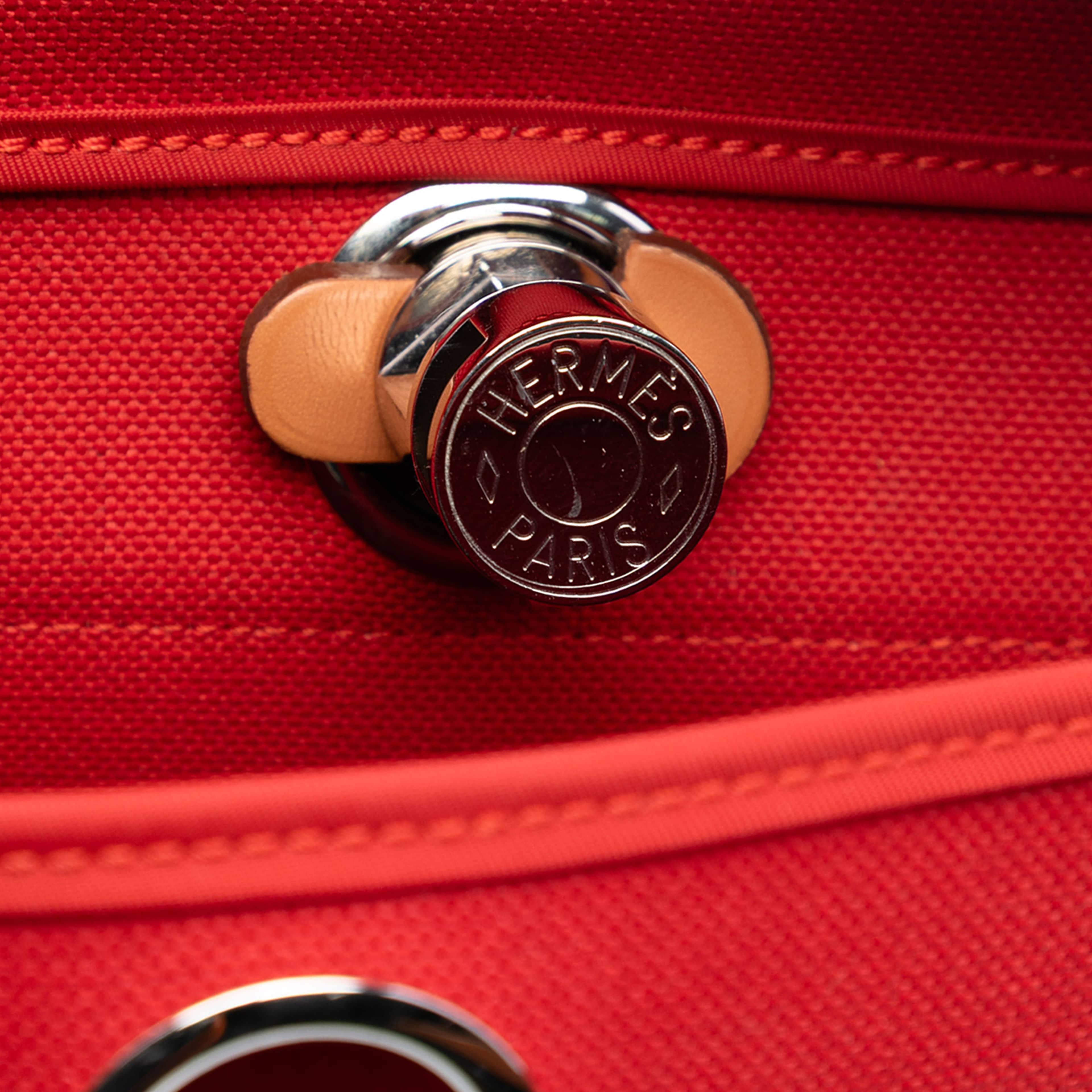 Hermès Toile Herbag Zip 31, från Luxclusif, i färgen red orange. Klicka för att öppna bilden i stort format