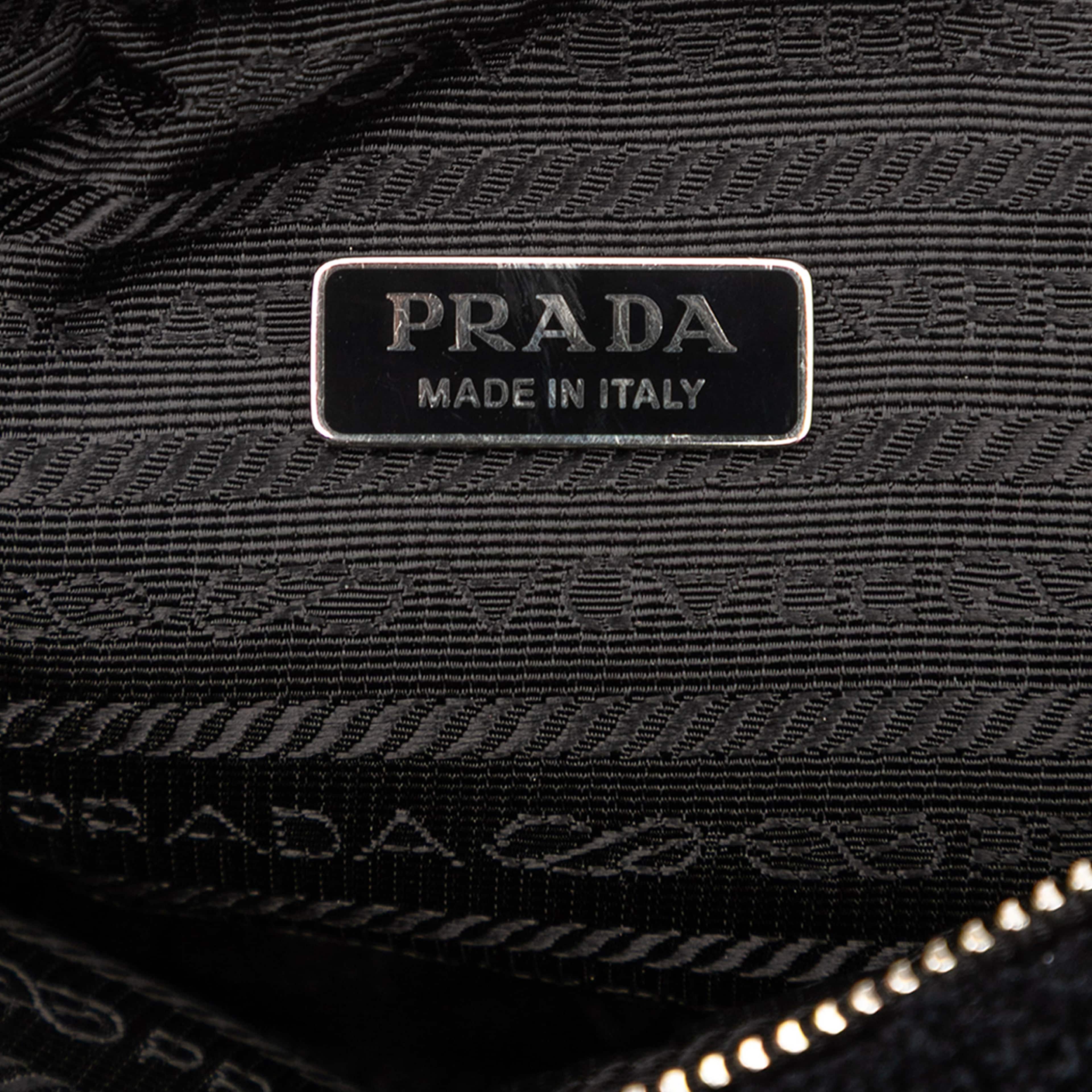 Prada Spugna Terry Cloth Triangle Logo Crossbody, från Luxclusif, i färgen black. Klicka för att öppna bilden i stort format