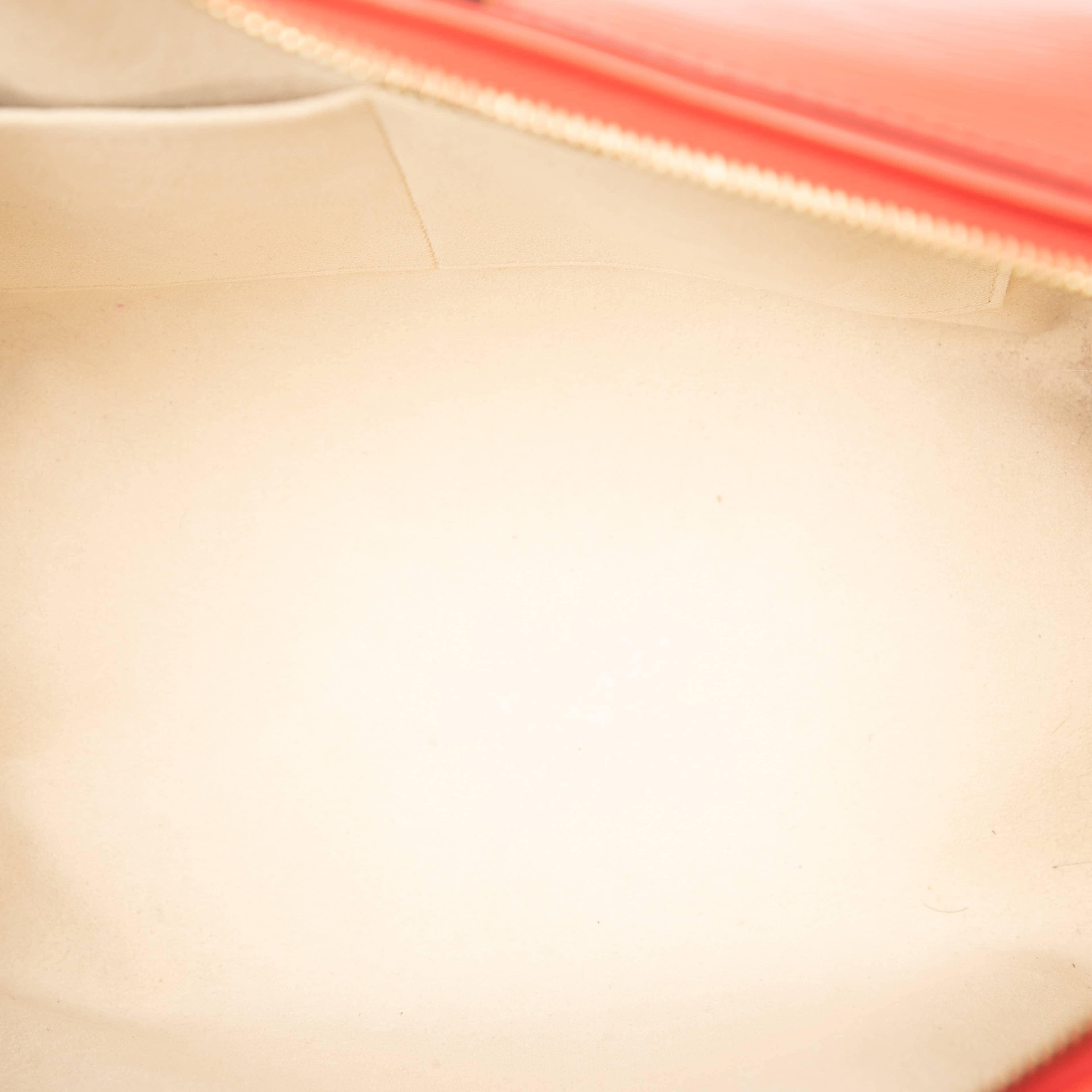 Louis Vuitton Epi Doc Bb, från Luxclusif, i färgen red. Klicka för att öppna bilden i stort format