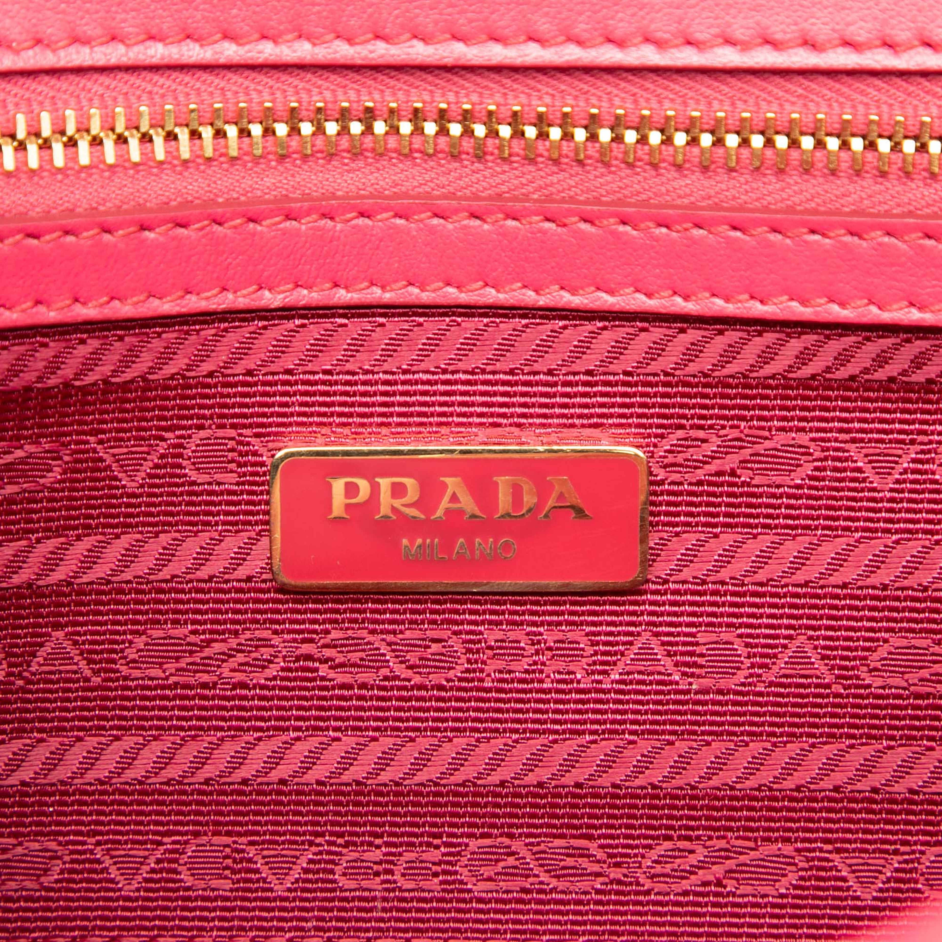 Prada Soft Calf Chevron Impunture Turn Lock Chain Crossbody, från Luxclusif, i färgen blush. Klicka för att öppna bilden i stort format