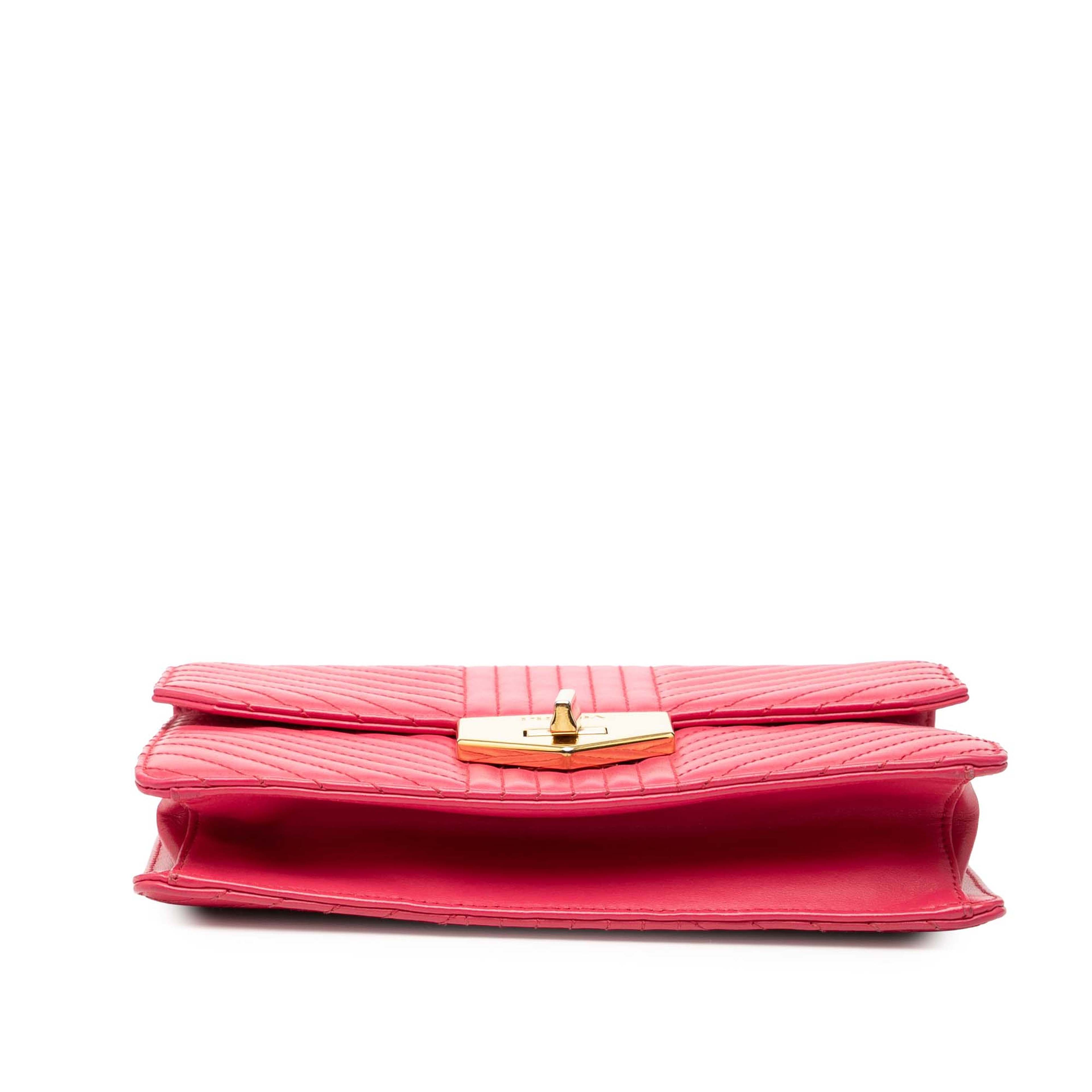 Prada Soft Calf Chevron Impunture Turn Lock Chain Crossbody, från Luxclusif, i färgen rosa. Klicka för att öppna bilden i stort format
