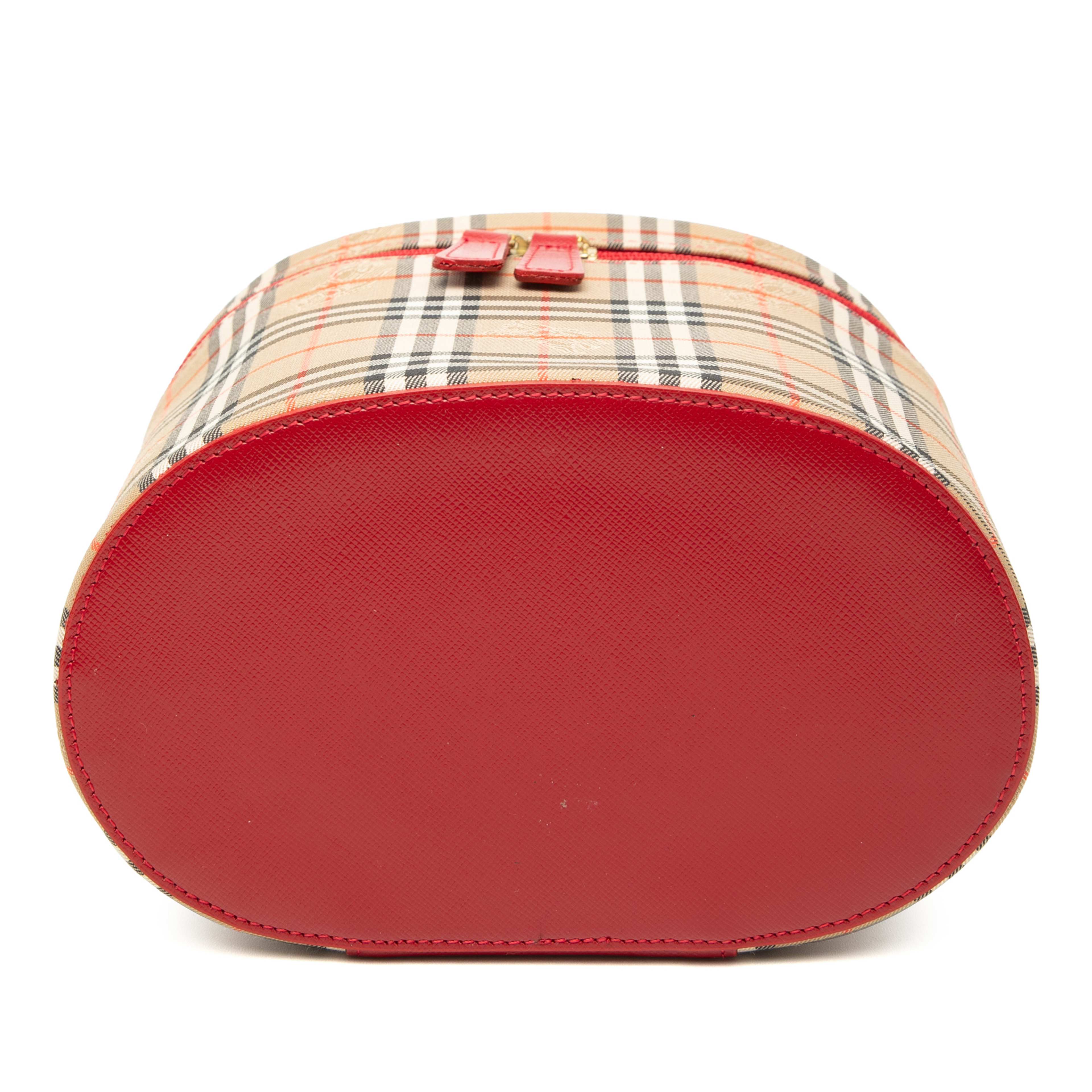 Burberry Haymarket Check Canvas Vanity Bag, från Luxclusif, i färgen röd. Klicka för att öppna bilden i stort format