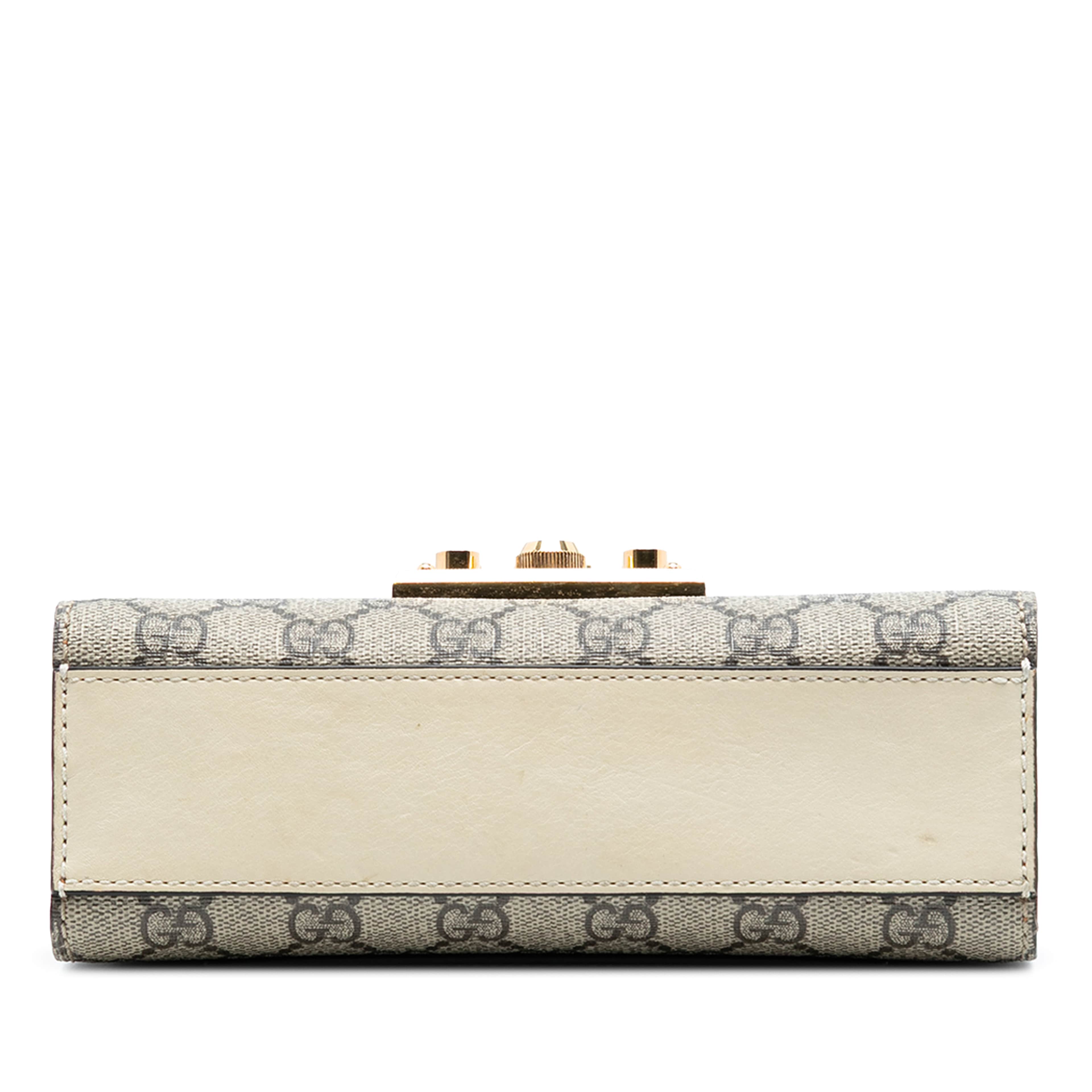 Gucci Small Gg Supreme Padlock Crossbody, från Luxclusif, i färgen beige. Klicka för att öppna bilden i stort format