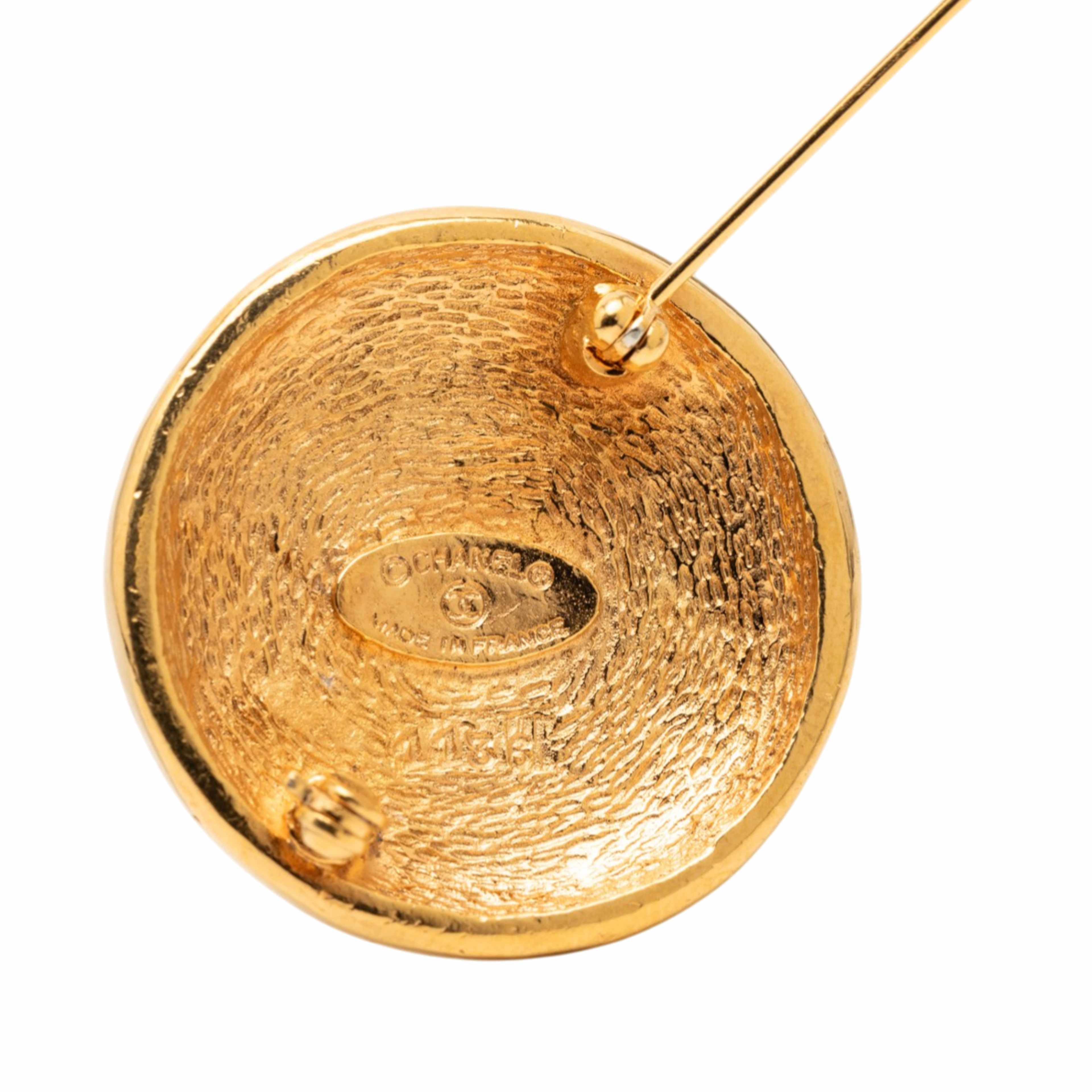 Chanel Gold Plated Cc Round Brooch, från Luxclusif, i färgen gold. Klicka för att öppna bilden i stort format