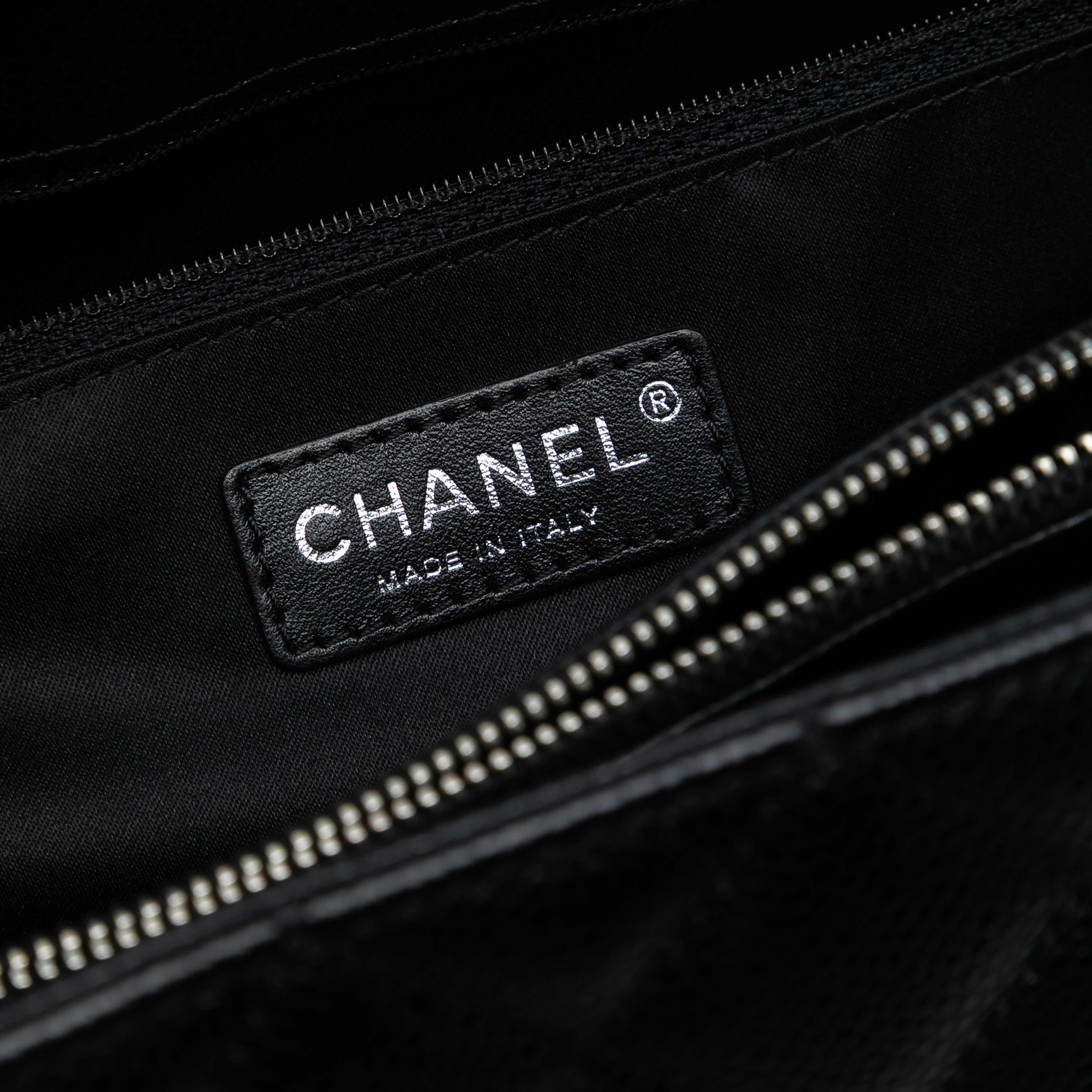 Chanel Caviar Grand Shopping Tote, från Luxclusif, i färgen black. Klicka för att öppna bilden i stort format