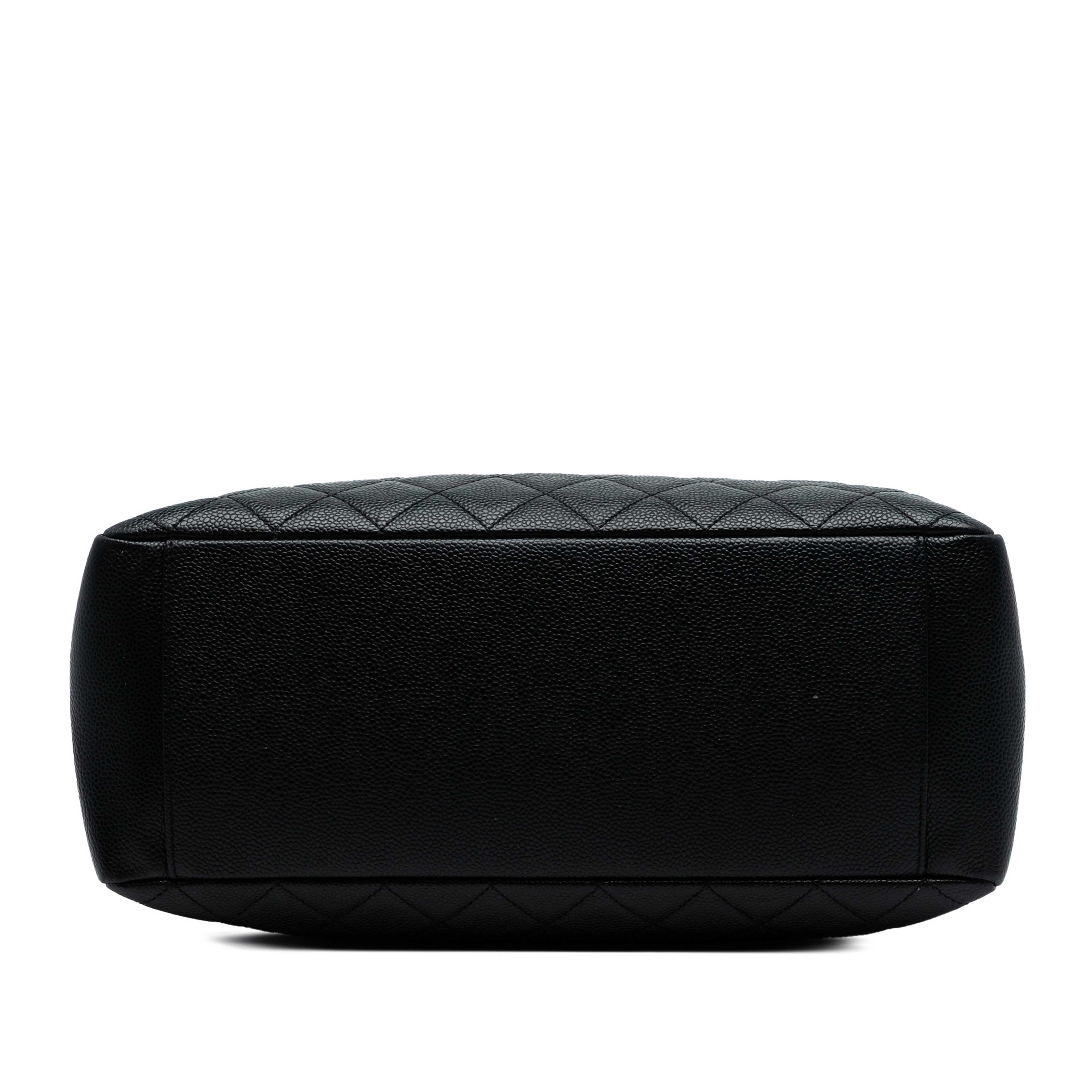 Chanel Caviar Grand Shopping Tote, från Luxclusif, i färgen black. Klicka för att öppna bilden i stort format