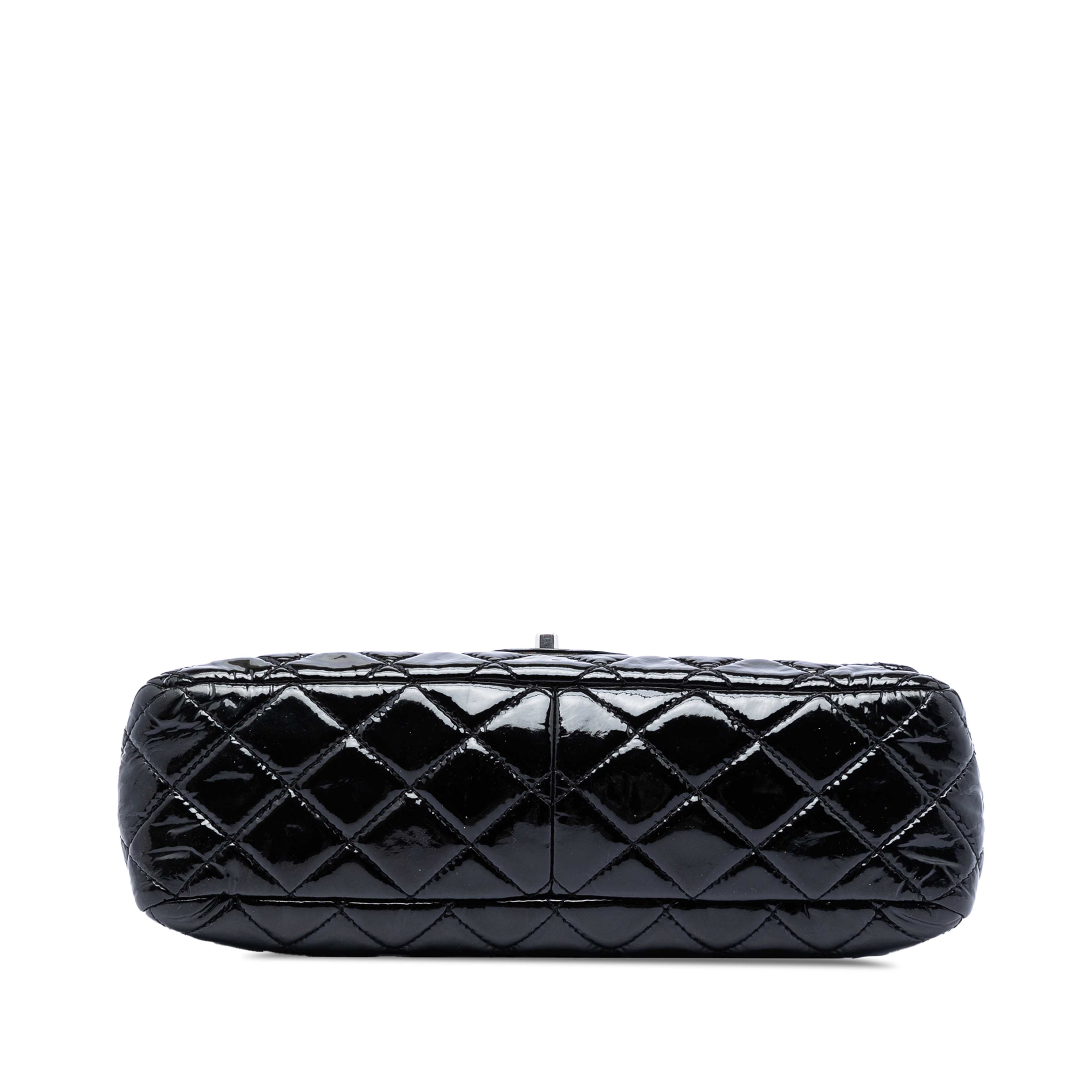 Chanel Jumbo Classic Patent Single Flap, från Luxclusif, i färgen black. Klicka för att öppna bilden i stort format