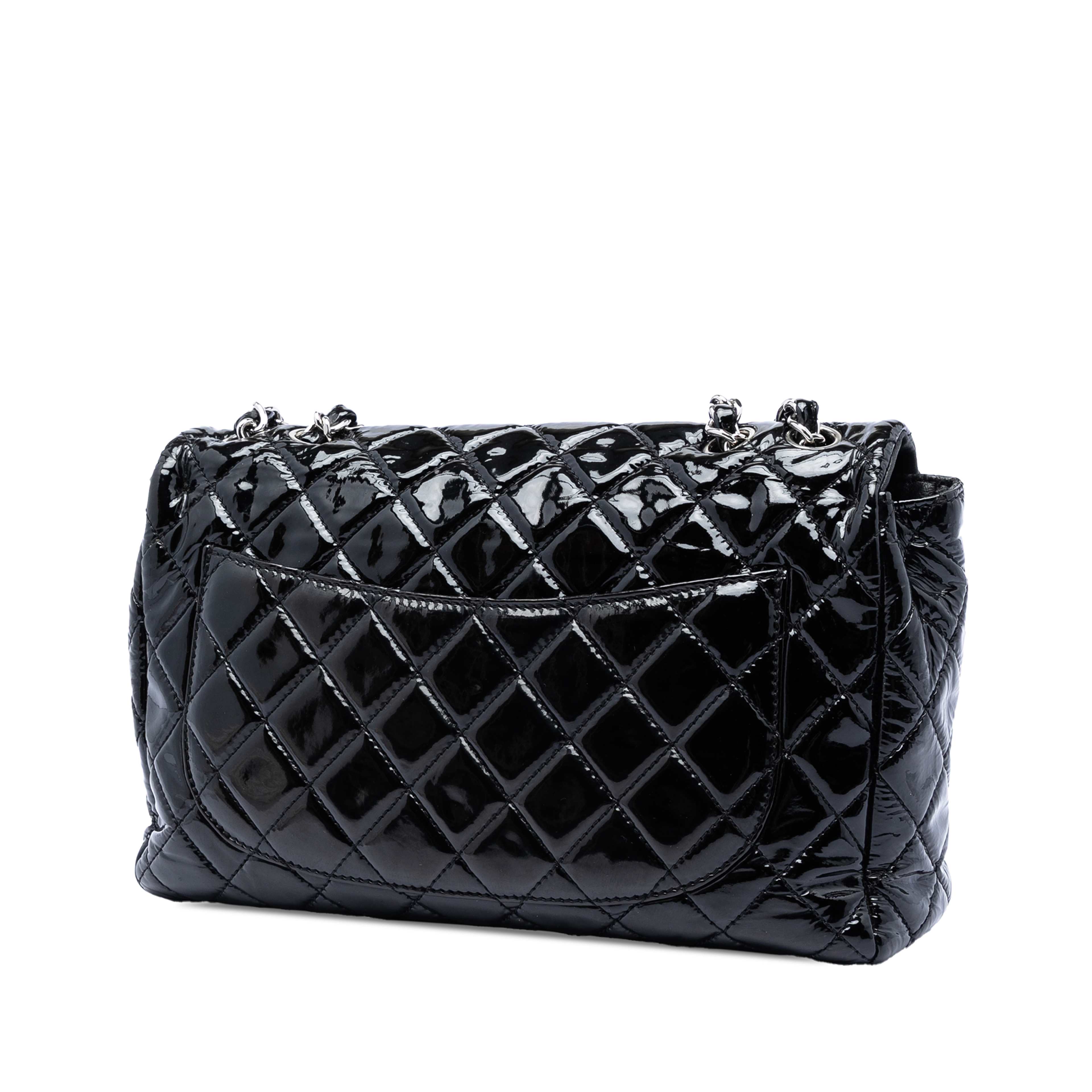 Chanel Jumbo Classic Patent Single Flap, från Luxclusif, i färgen black. Klicka för att öppna bilden i stort format