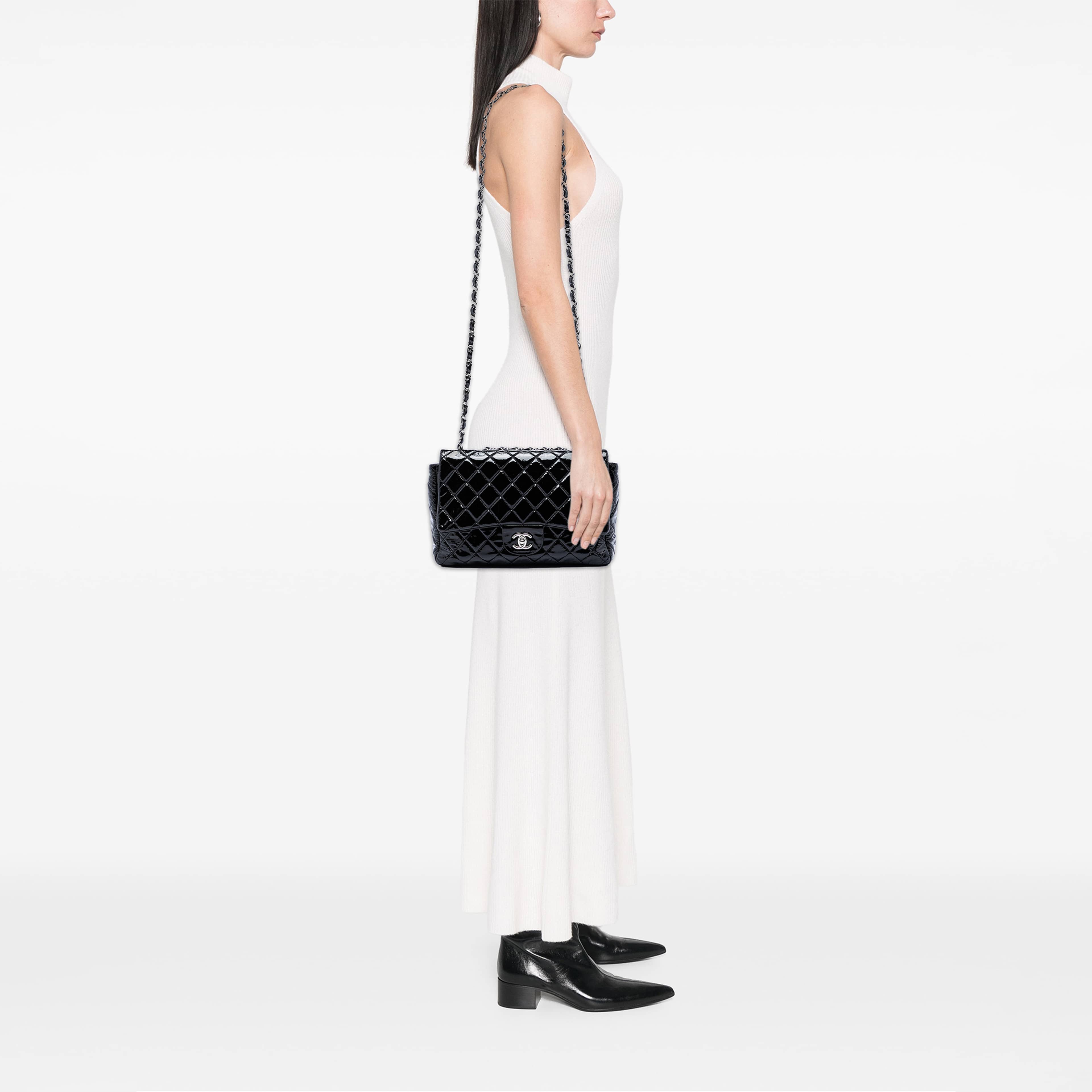 Chanel Jumbo Classic Patent Single Flap, från Luxclusif, i färgen black. Klicka för att öppna bilden i stort format