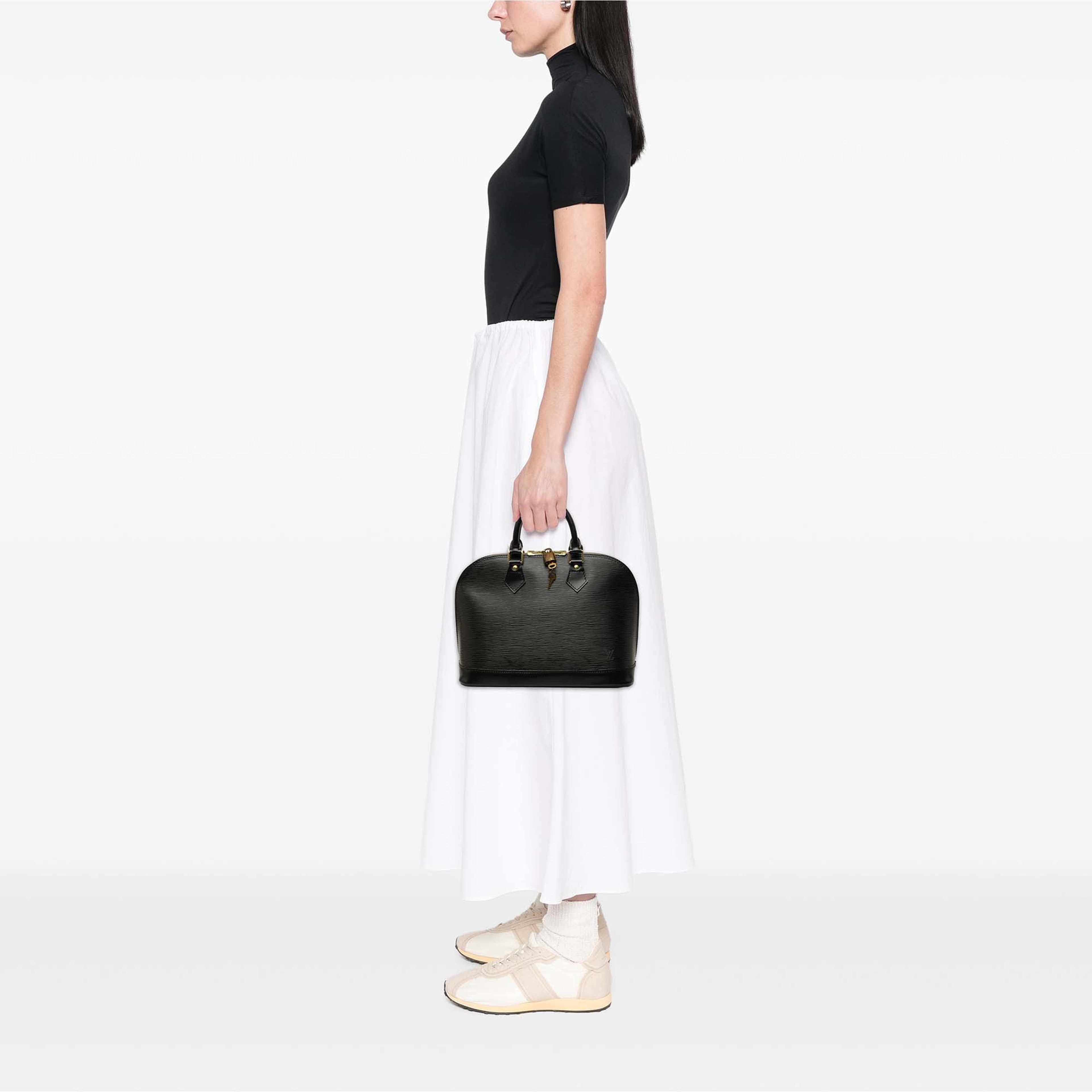 Louis Vuitton Epi Alma Pm, från Luxclusif, i färgen svart. Klicka för att öppna bilden i stort format
