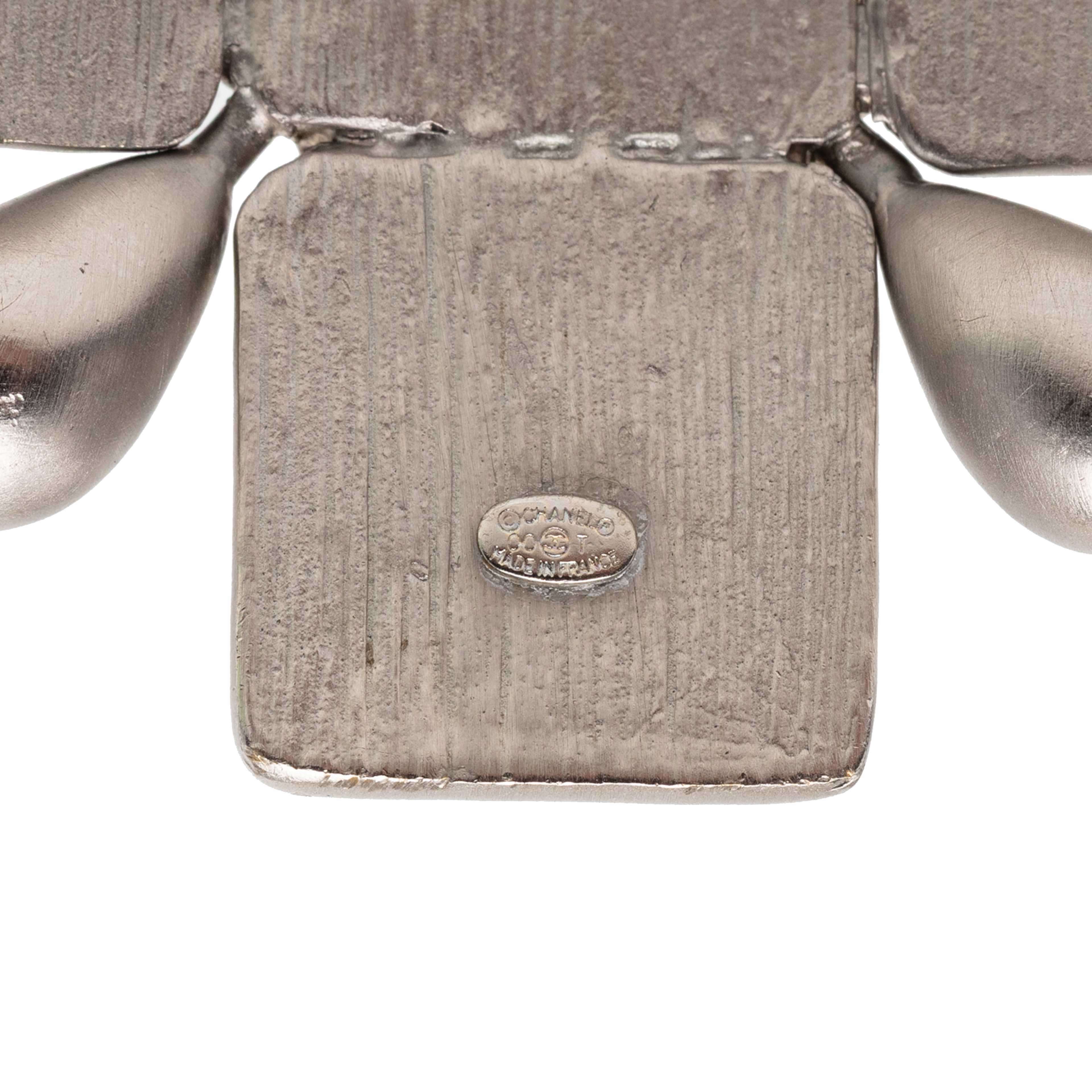 Chanel Cc Silver Plated Resin Cross Brooch, från Luxclusif, i färgen silver. Klicka för att öppna bilden i stort format